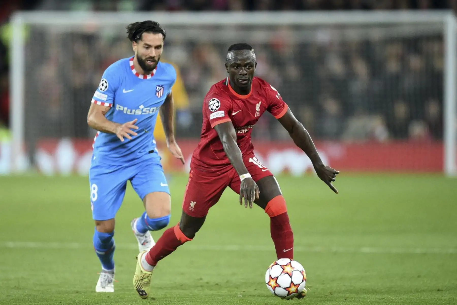El defensor brasileño del Atlético de Madrid Felipe (L) se acerca al delantero senegalés del Liverpool Sadio Mane durante el partido de fútbol del grupo B de la Liga de Campeones de la UEFA entre el Liverpool y el Atlético de Madrid en Anfield en Liverpool, noroeste de Inglaterra, el 3 de noviembre de 2021. Foto: AFP