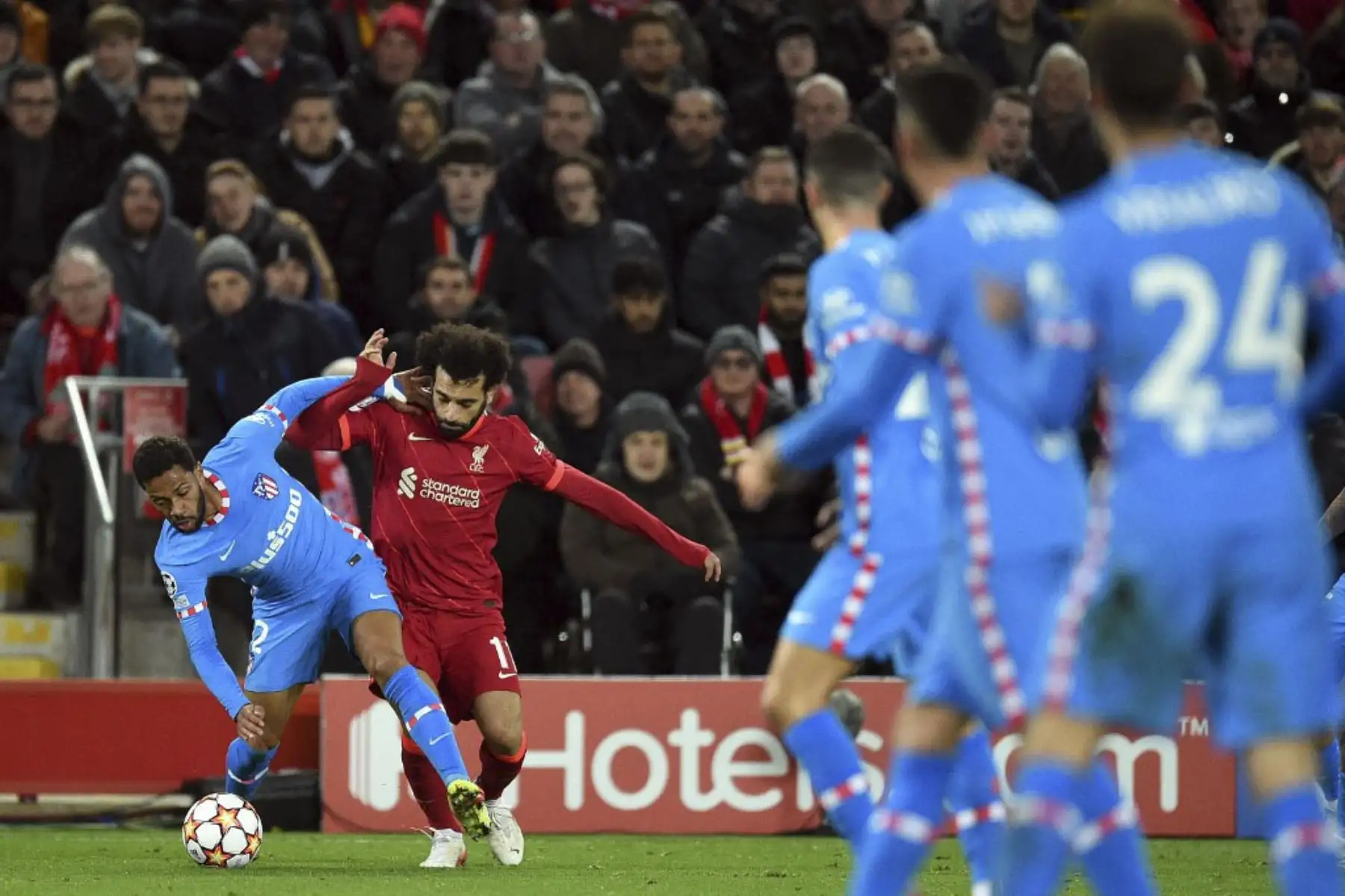 El defensa uruguayo del Atlético de Madrid, José Giménez (izq.), Es desafiado por el mediocampista egipcio del Liverpool, Mohamed Salah, durante el partido de fútbol del grupo B de la Liga de Campeones de la UEFA entre el Liverpool y el Atlético de Madrid en Anfield en Liverpool, noroeste de Inglaterra, el 3 de noviembre de 2021. Foto: AFP