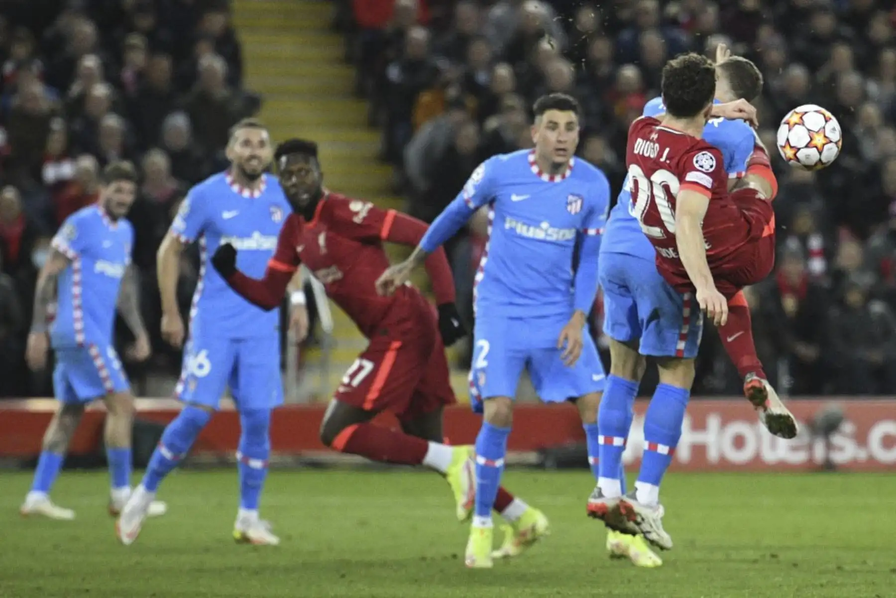 El delantero portugués del Liverpool, Diogo Jota, comete una falta al defensor inglés del Atlético de Madrid, Kieran Trippier, durante el partido de fútbol del grupo B de la Liga de Campeones de la UEFA entre el Liverpool y el Atlético de Madrid en Anfield en Liverpool, noroeste de Inglaterra, el 3 de noviembre de 2021. Foto: AFP
