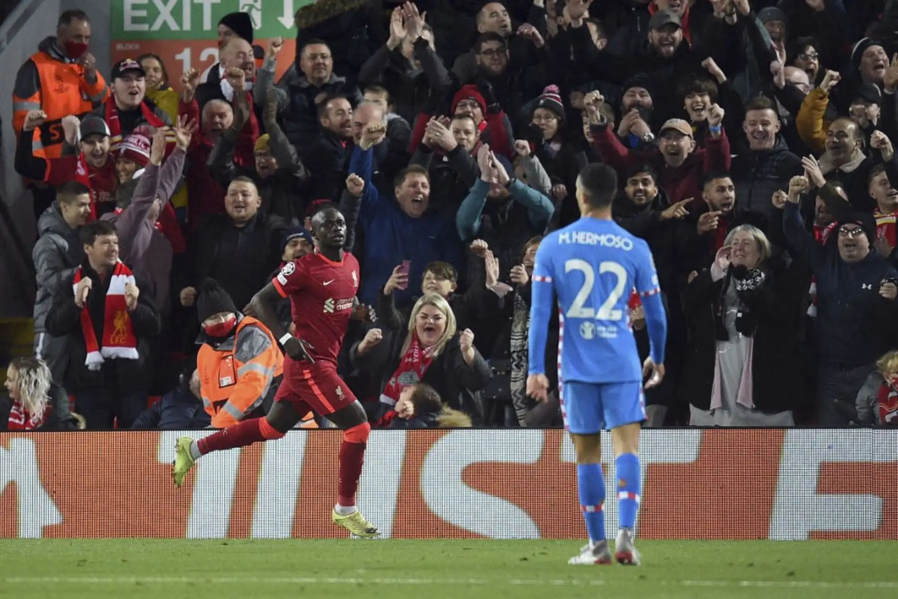 El delantero senegalés del Liverpool Sadio Mane (izq.) Celebra anotar el segundo gol de su equipo durante el partido de fútbol del grupo B de la Liga de Campeones de la UEFA entre el Liverpool y el Atlético de Madrid en Anfield en Liverpool, noroeste de Inglaterra, el 3 de noviembre de 2021. Foto: AFP