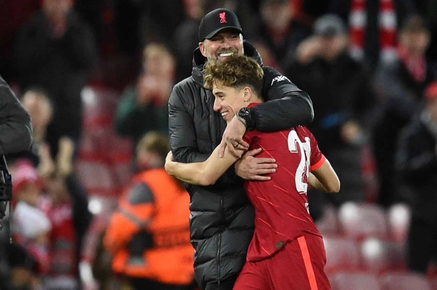El técnico alemán del Liverpool, Jurgen Klopp, abraza al defensa griego del Liverpool, Kostas Tsimikas, después del partido de fútbol del grupo B de la UEFA Champions League entre el Liverpool y el Atlético de Madrid en Anfield en Liverpool, noroeste de Inglaterra, el 3 de noviembre de 2021. Foto: AFP