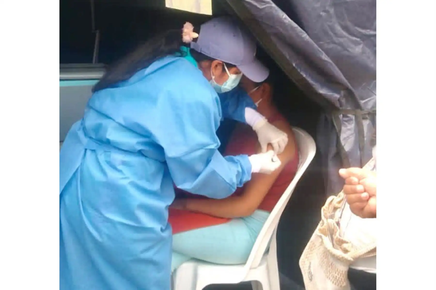 El Minsa llegó al parque Las Fuentes y al mercado Moshoqueque de Chiclayo para continuar con la búsqueda de casos de la covid-19 y aplicar vacunas contra ese virus. Foto: Minsa