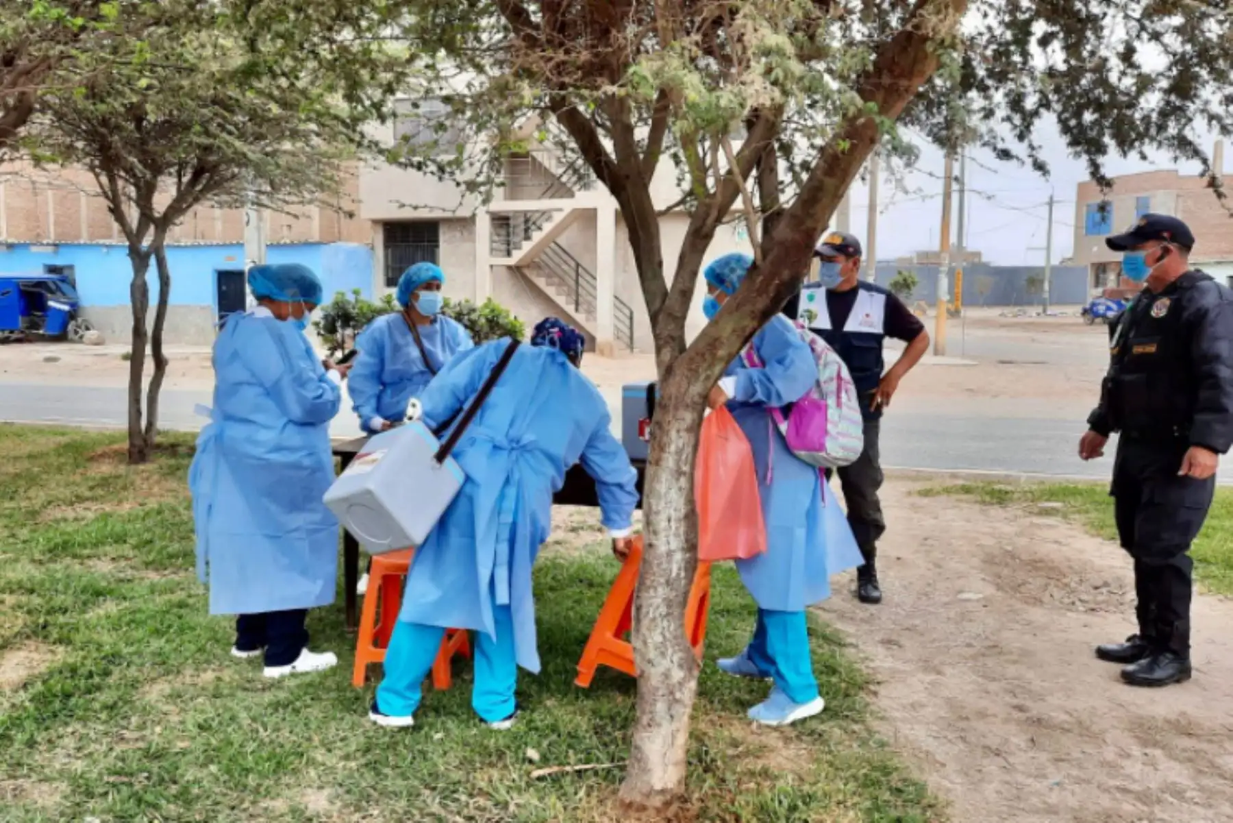 El Minsa llegó al parque Las Fuentes y al mercado Moshoqueque de Chiclayo para continuar con la búsqueda de casos de la covid-19 y aplicar vacunas contra ese virus. Foto: Minsa