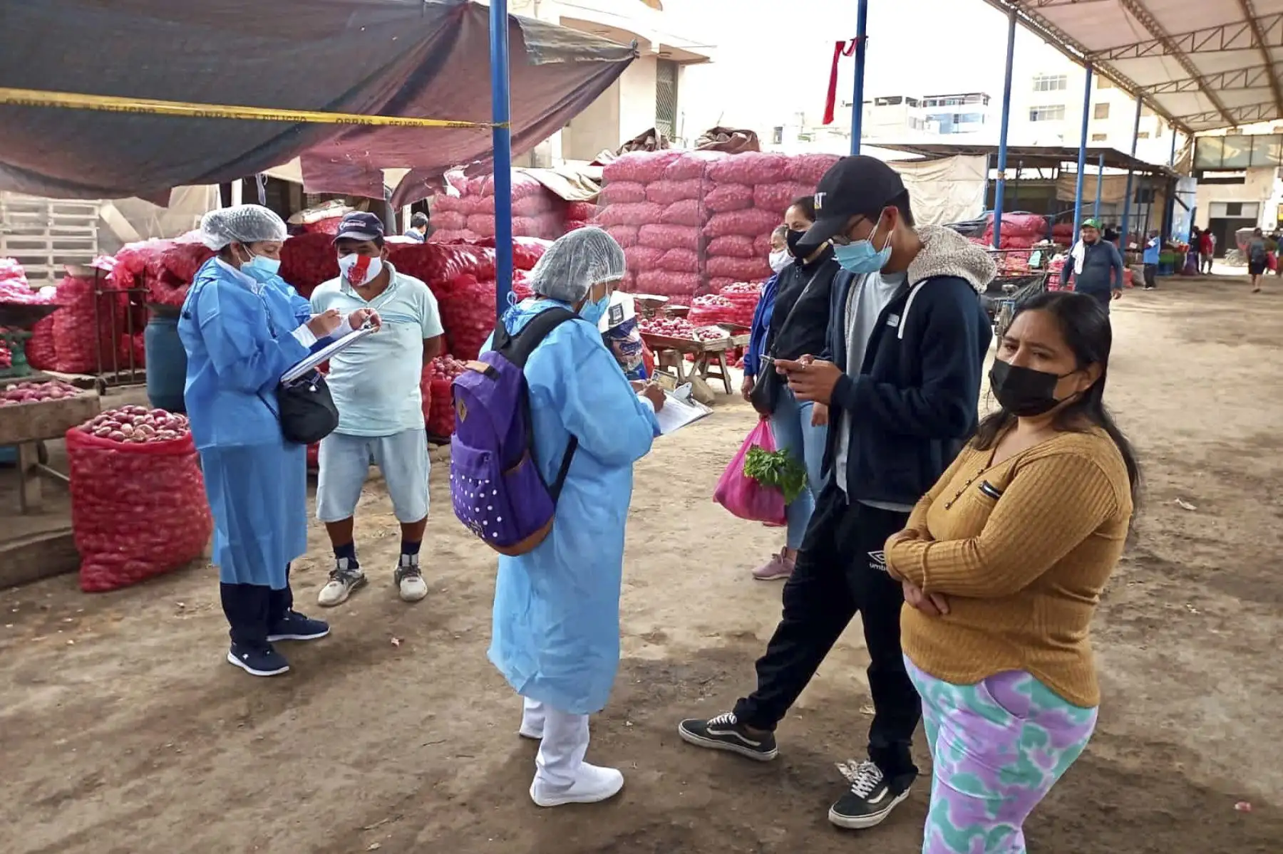 El Minsa llegó al parque Las Fuentes y al mercado Moshoqueque de Chiclayo para continuar con la búsqueda de casos de la covid-19 y aplicar vacunas contra ese virus. Foto: Minsa