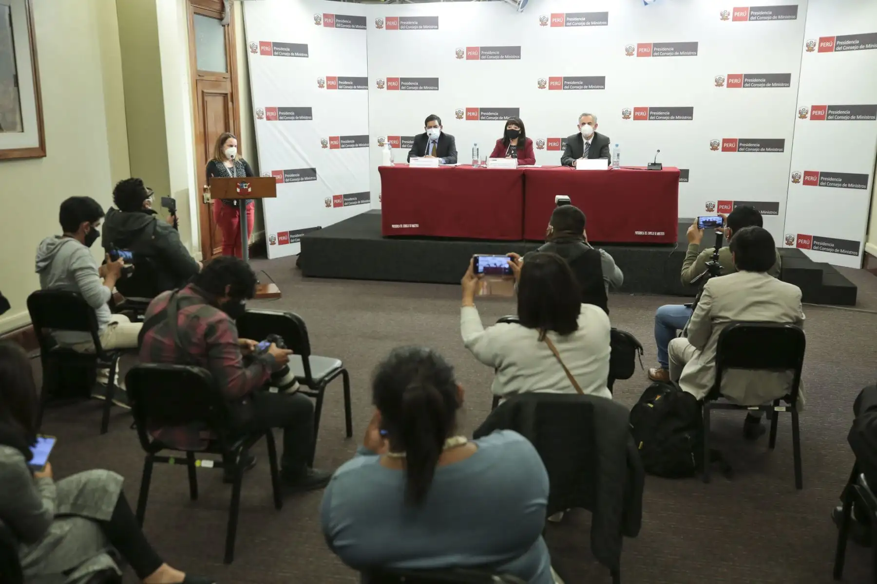 La presidenta del Consejo de Ministros, Mirtha Vásquez, encabeza una conferencia de prensa en la sede de la PCM acompañada por el ministro de Economía, Pedro Francke y el ministro del Ambiente, Rubén Ramírez. Foto: PCM
