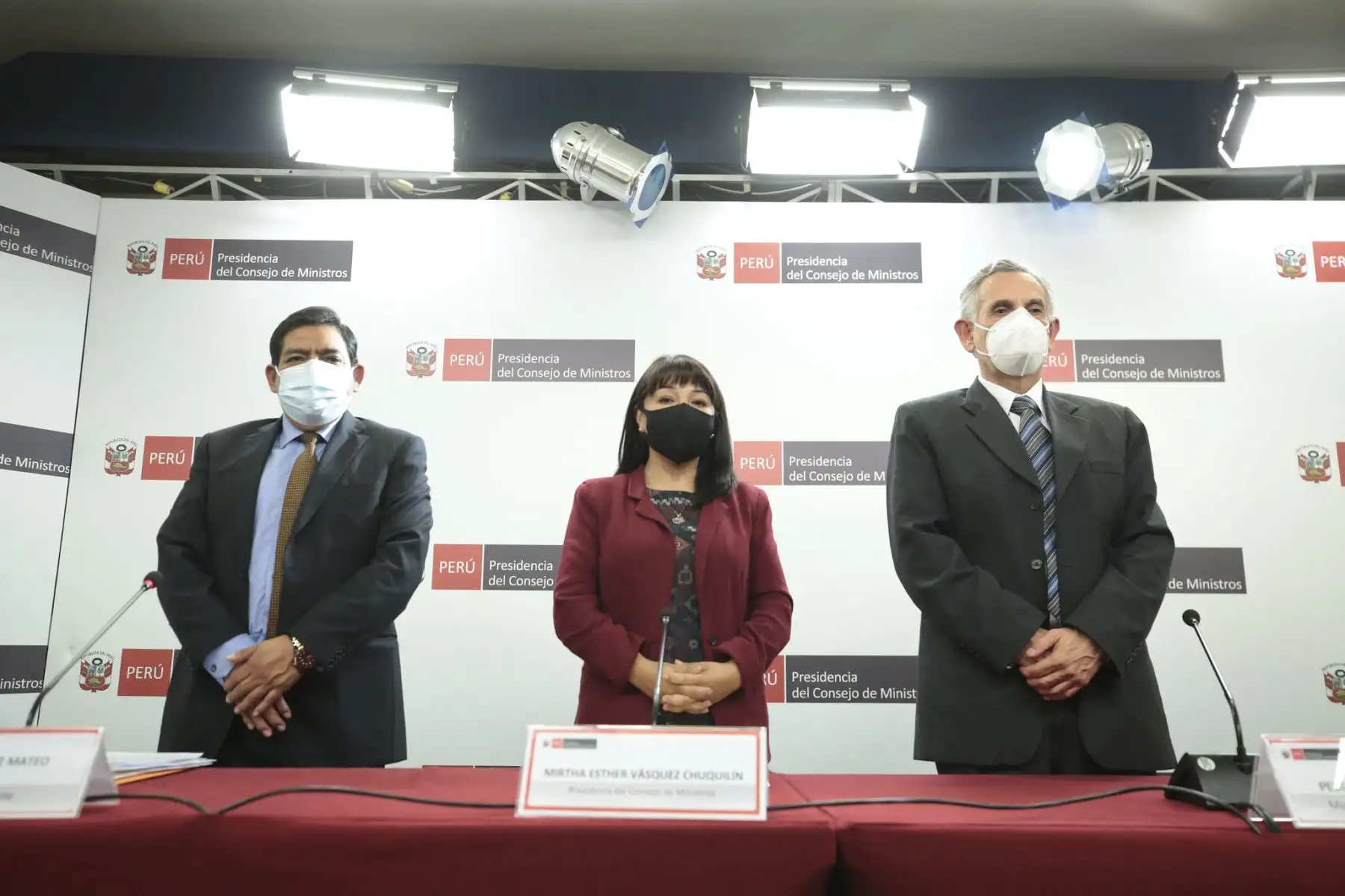 La presidenta del Consejo de Ministros, Mirtha Vásquez, encabeza una conferencia de prensa en la sede de la PCM acompañada por el ministro de Economía, Pedro Francke y el ministro del Ambiente, Rubén Ramírez. Foto: PCM
