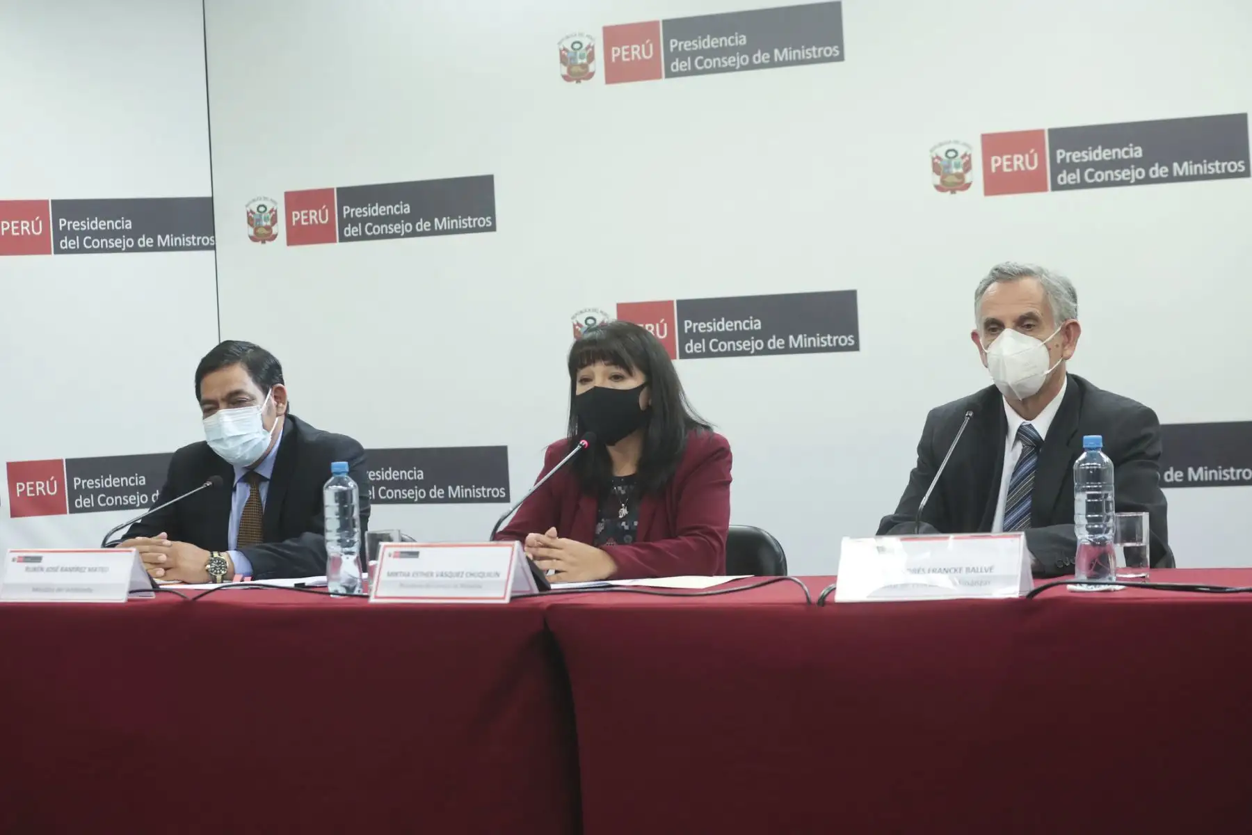 La presidenta del Consejo de Ministros, Mirtha Vásquez, encabeza una conferencia de prensa en la sede de la PCM acompañada por el ministro de Economía, Pedro Francke y el ministro del Ambiente, Rubén Ramírez. Foto: PCM