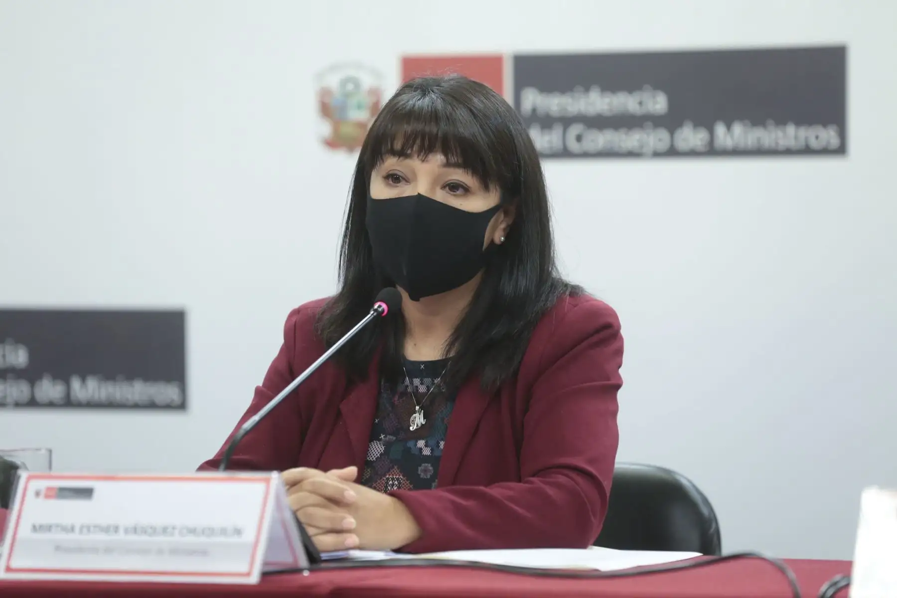 La presidenta del Consejo de Ministros, Mirtha Vásquez, encabeza una conferencia de prensa en la sede de la PCM acompañada por el ministro de Economía, Pedro Francke y el ministro del Ambiente, Rubén Ramírez. Foto: PCM
