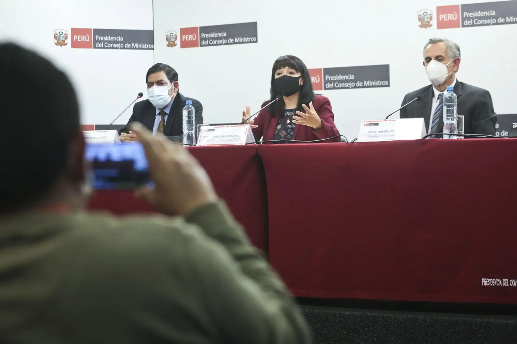 La presidenta del Consejo de Ministros, Mirtha Vásquez, encabeza una conferencia de prensa en la sede de la PCM acompañada por el ministro de Economía, Pedro Francke y el ministro del Ambiente, Rubén Ramírez. Foto: PCM