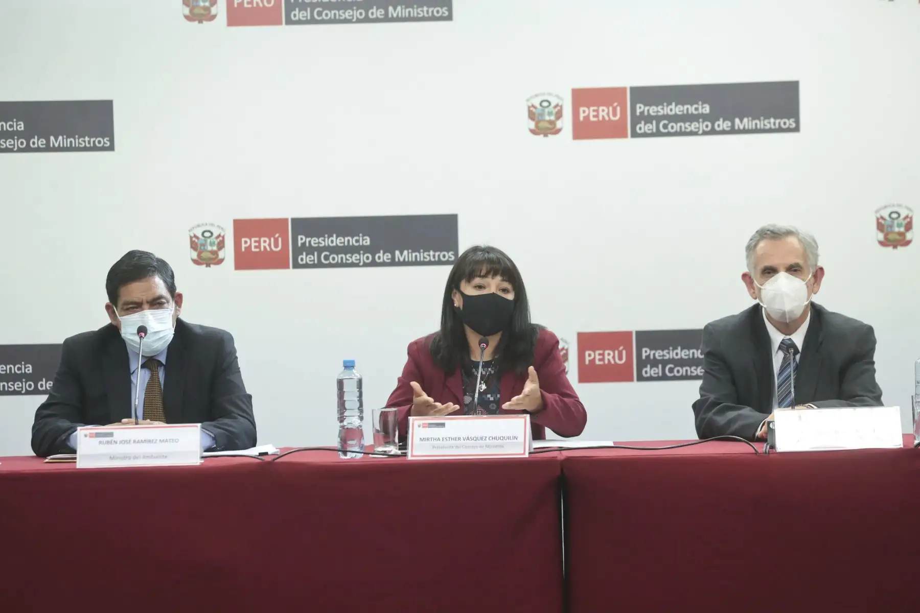 La presidenta del Consejo de Ministros, Mirtha Vásquez, encabeza una conferencia de prensa en la sede de la PCM acompañada por el ministro de Economía, Pedro Francke y el ministro del Ambiente, Rubén Ramírez. Foto: PCM
