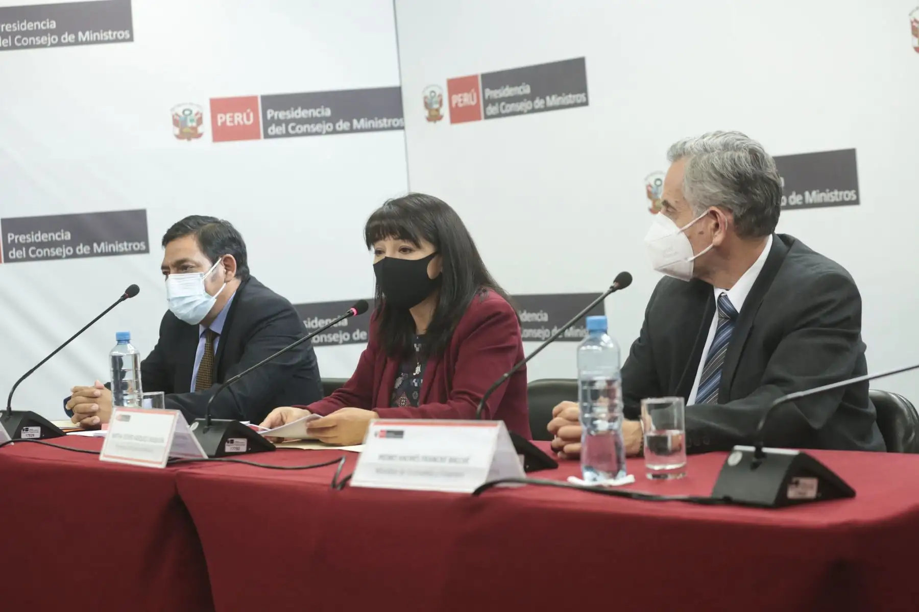 La presidenta del Consejo de Ministros, Mirtha Vásquez, encabeza una conferencia de prensa en la sede de la PCM acompañada por el ministro de Economía, Pedro Francke y el ministro del Ambiente, Rubén Ramírez. Foto: PCM