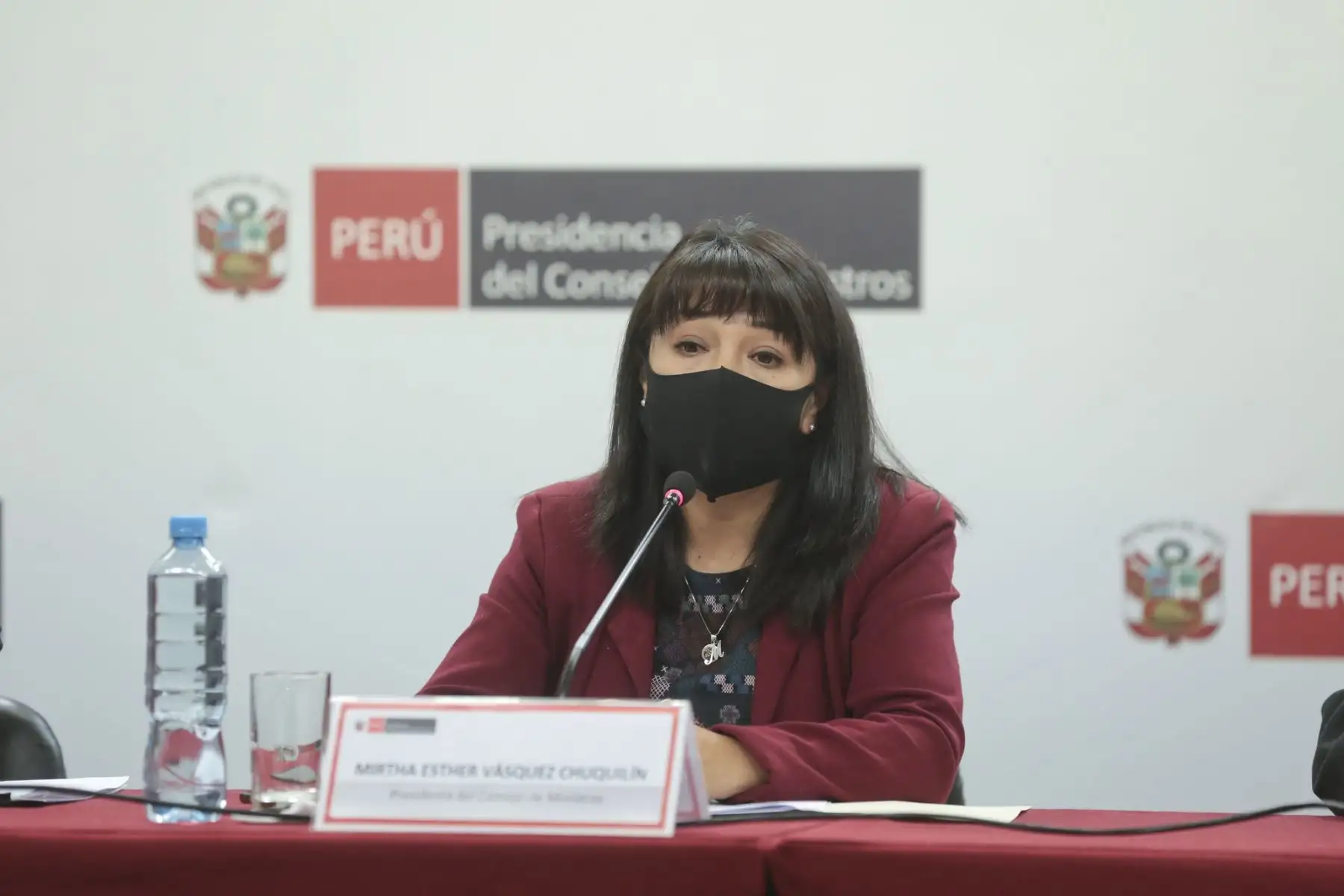 La presidenta del Consejo de Ministros, Mirtha Vásquez, encabeza una conferencia de prensa en la sede de la PCM acompañada por el ministro de Economía, Pedro Francke y el ministro del Ambiente, Rubén Ramírez. Foto: PCM