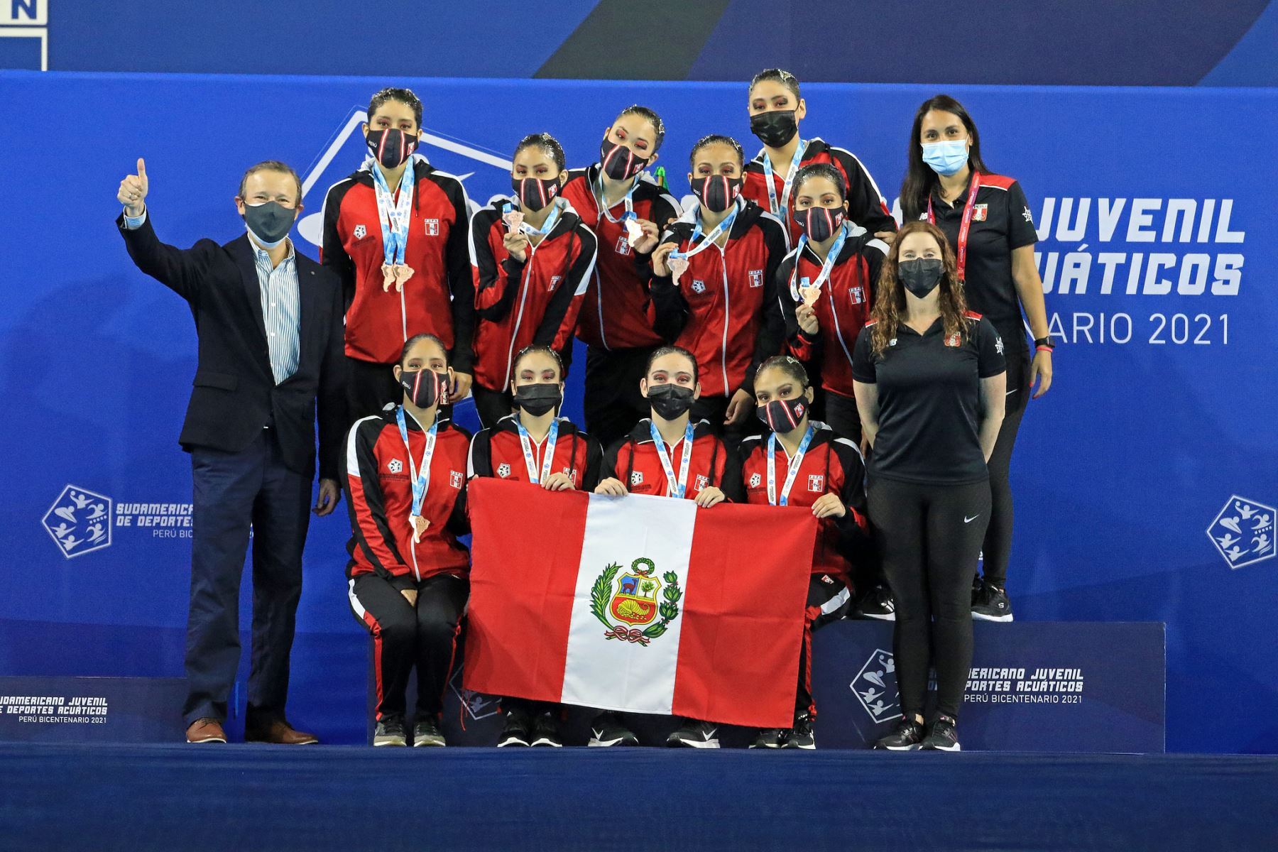 Equipo juvenil peruano brilla en natación artística y gana la medalla de bronce