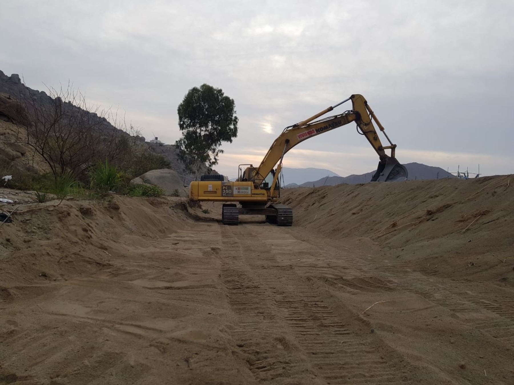 Concluyen trabajos de limpieza y descolmatación en la quebrada Chumpe, en la provincia del Santa, en Áncash, para prevenir posibles desbordes durante la temporada de lluvias. Foto: ANDINA/difusión.