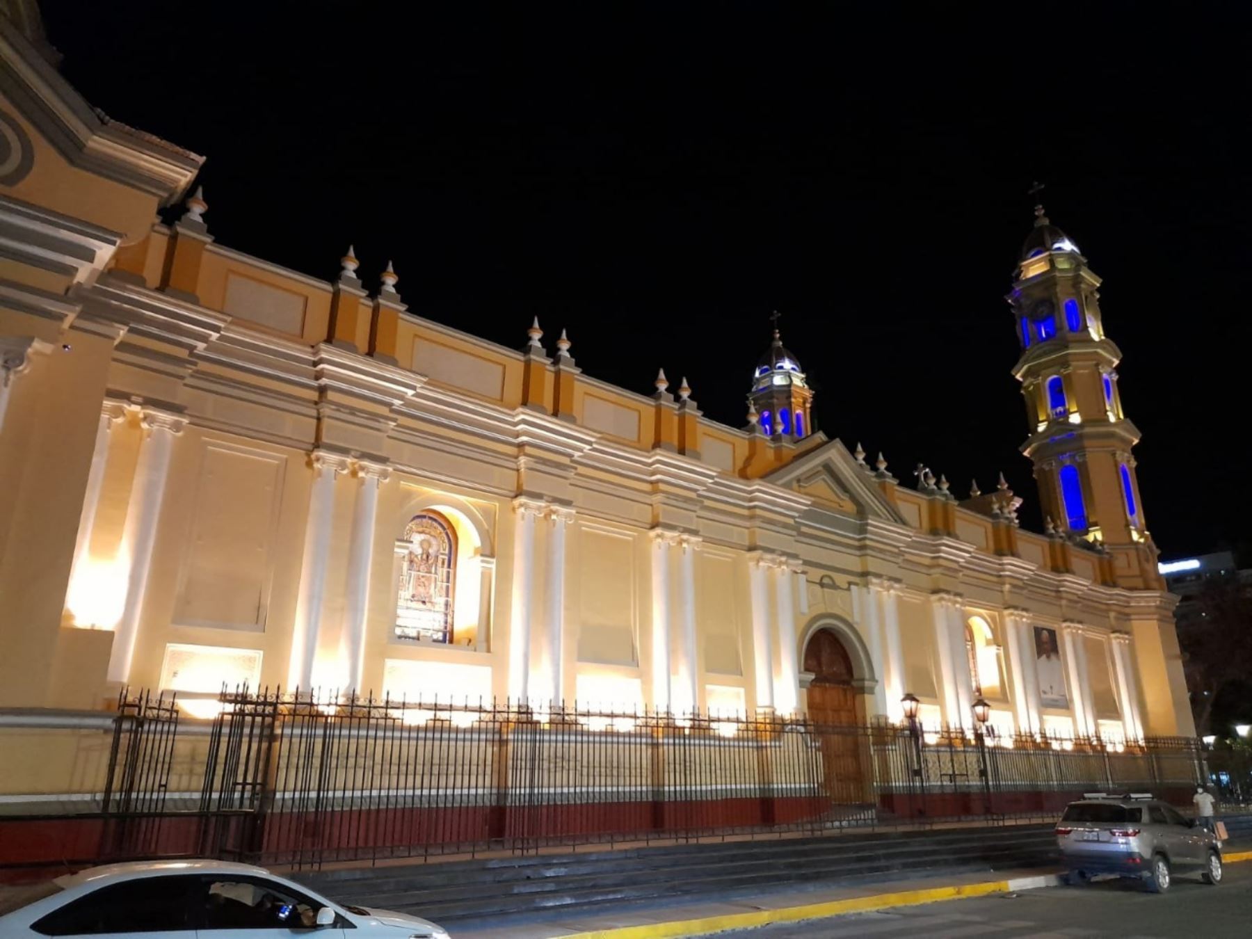 La Catedral de Piura cuenta ahora con un moderno sistema de electrificación. El equipo fue instalado como parte de los trabajos de rehabilitación del templo que resultó afectado por el fuerte sismo de magnitud 6.1 registrado el 30 de julio pasado.