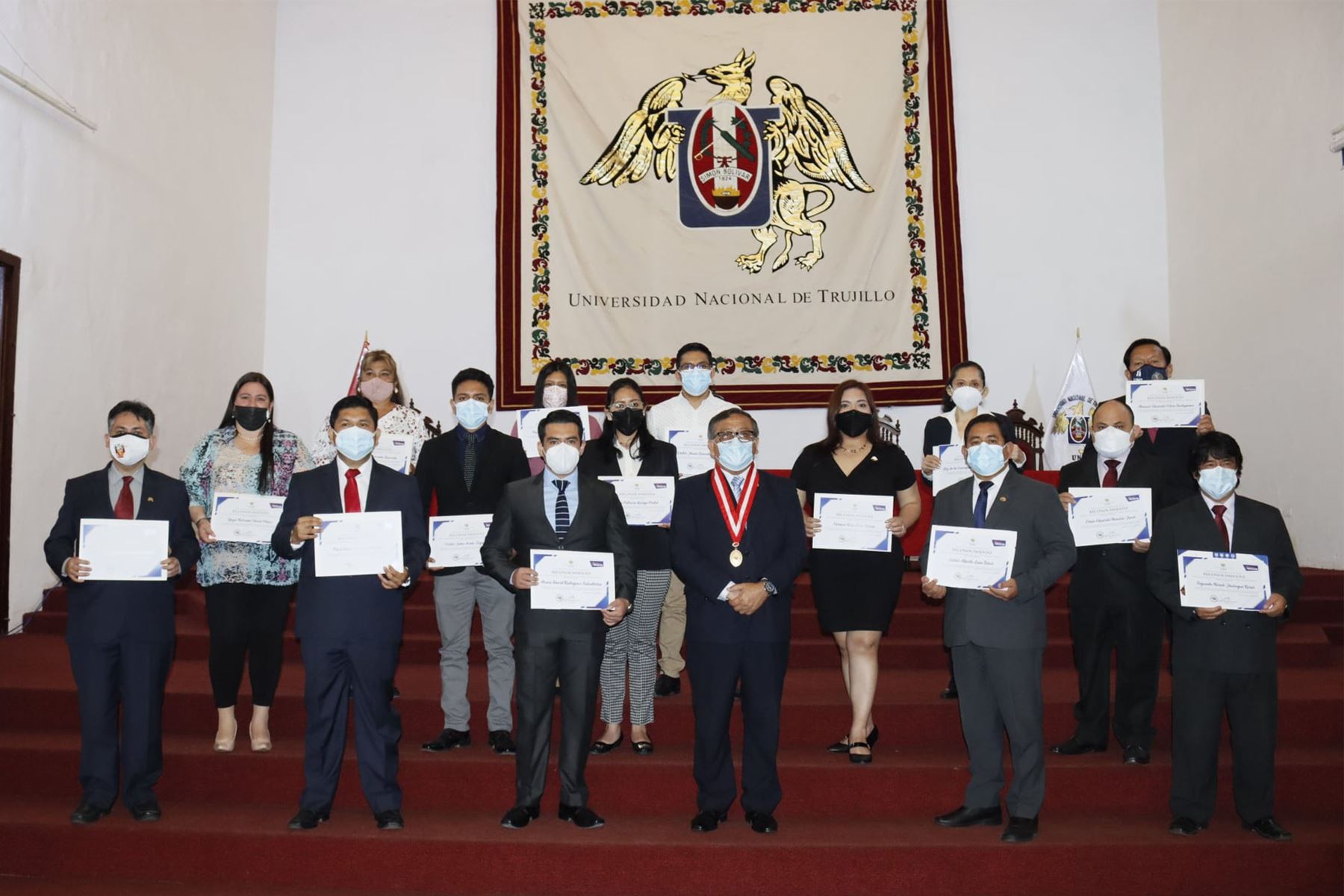 Los investigadores de la Universidad Nacional de Trujillo recibieron diplomas y placas recordatorias. Foto: ANDINA/Cortesía Vanessa Graos