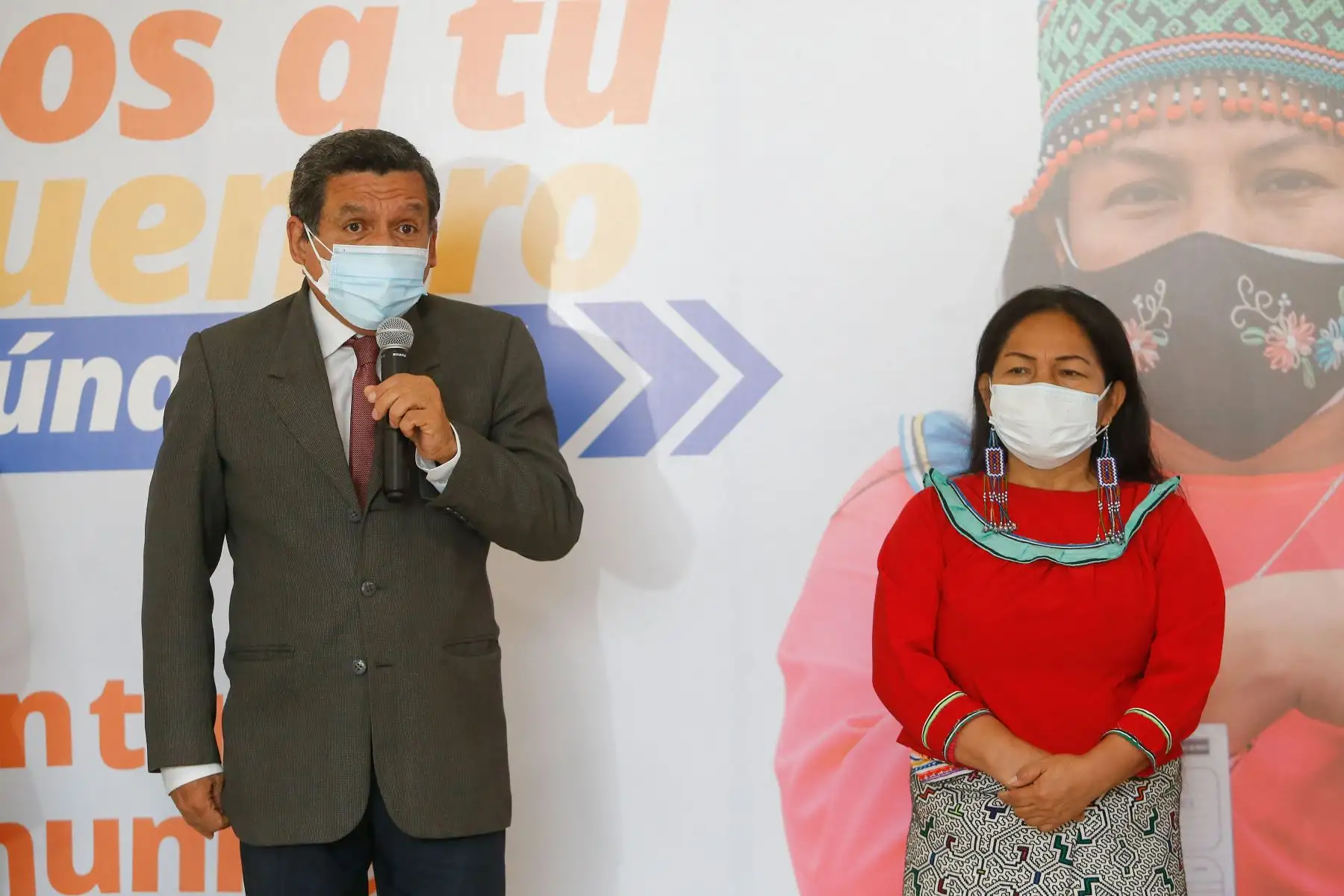 Ministro de Salud, Hernando Cevallos y Ministra de Cultura, Gisela Ortiz participan en el lanzamiento del portal web denominado: “La salud de Pueblos Indígenas u Originarios”.
Foto: Minsa