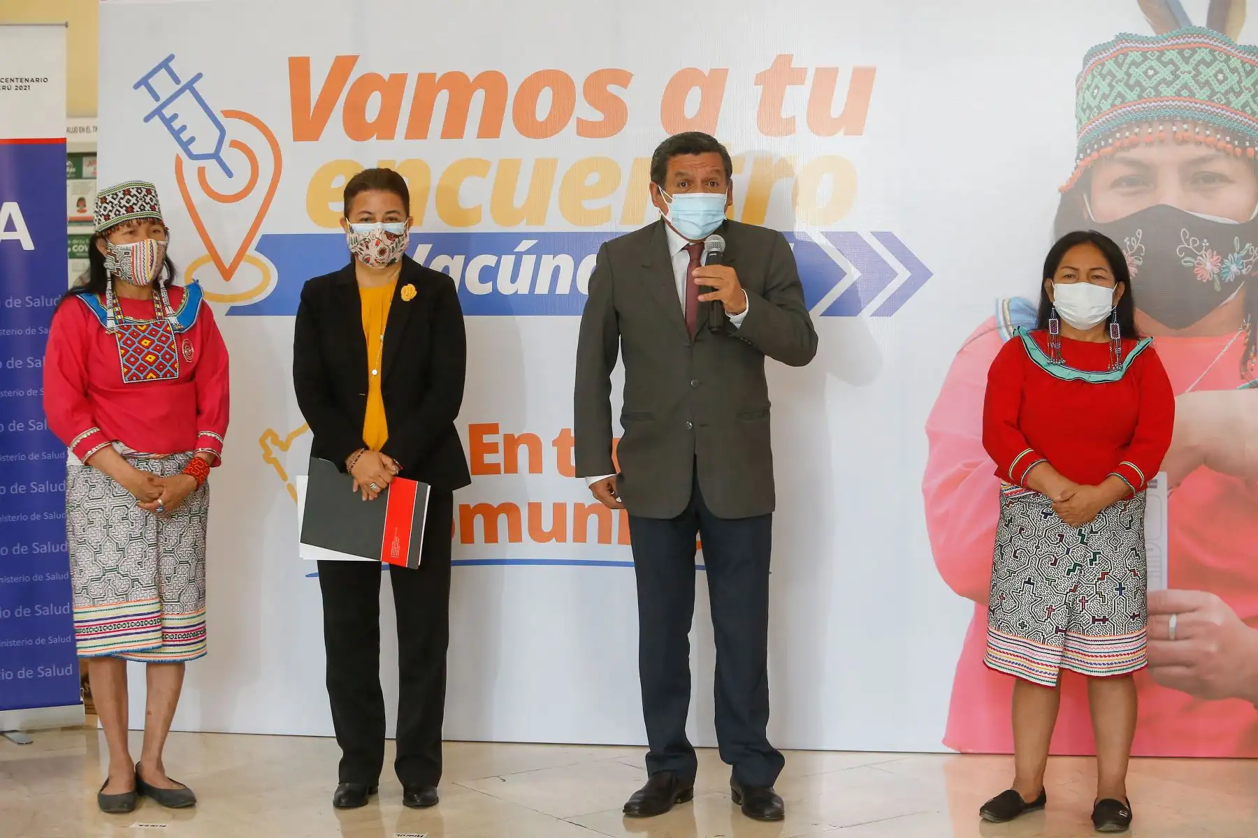 Ministro de Salud, Hernando Cevallos y Ministra de Cultura, Gisela Ortiz participan en el lanzamiento del portal web denominado: “La salud de Pueblos Indígenas u Originarios”.
Foto: Minsa
