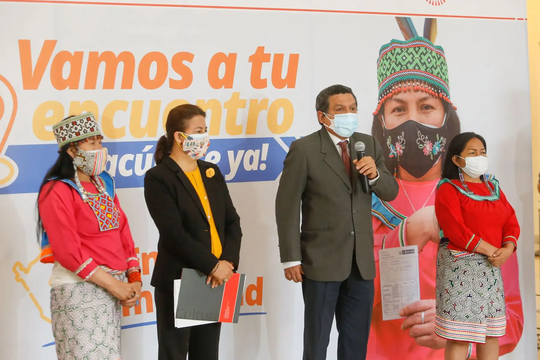 Ministro de Salud, Hernando Cevallos y Ministra de Cultura, Gisela Ortiz participan en el lanzamiento del portal web denominado: “La salud de Pueblos Indígenas u Originarios”.
Foto: Minsa