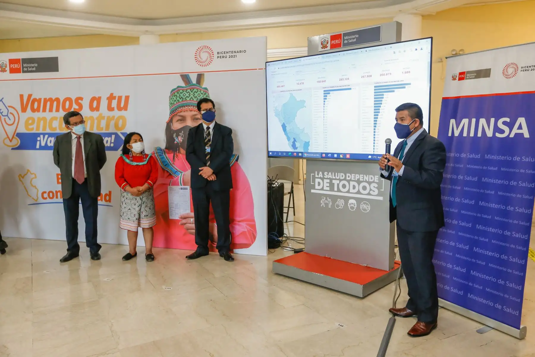 Ministro de Salud, Hernando Cevallos y Ministra de Cultura, Gisela Ortiz participan en el lanzamiento del portal web denominado: “La salud de Pueblos Indígenas u Originarios”.
Foto: Minsa