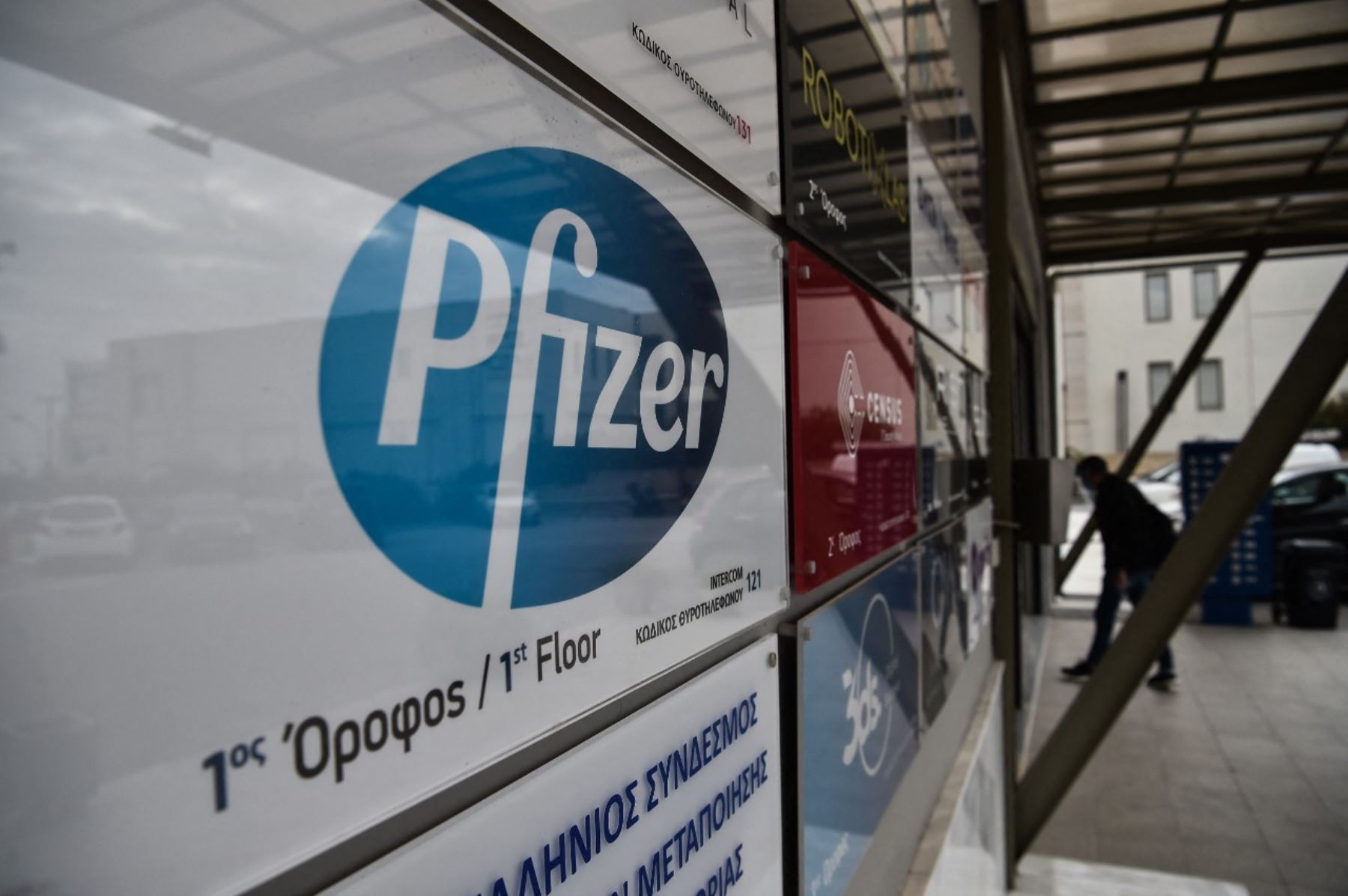 Pfizer eleva sus ganancias netas de un 61 % con su vacuna contra la covid-19