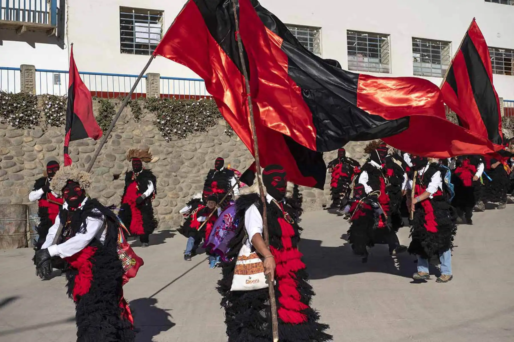 Los Ukukus se dirigen al Santuario del Señor del Qoyllurit