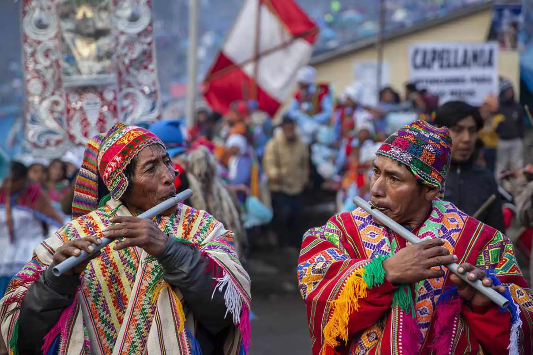 Músicos ataviados con chullo y poncho entonan sus quenas antes de ingresar al templo. Fotografía del libro, Qoyllurit