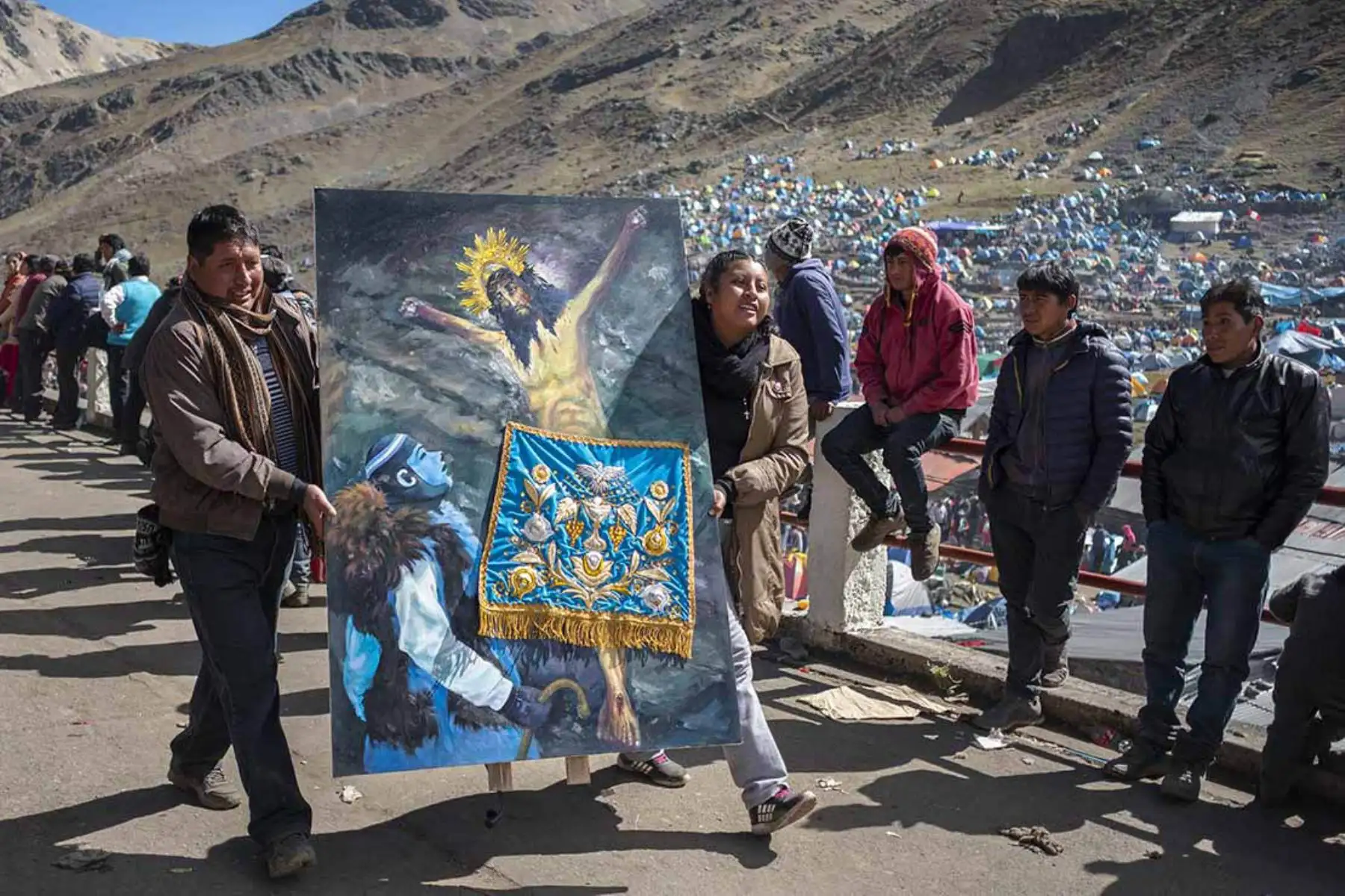 El cuadro es llevado ante el capellán de la iglesia para que lo bendiga. Fotografía del libro, Qoyllurit