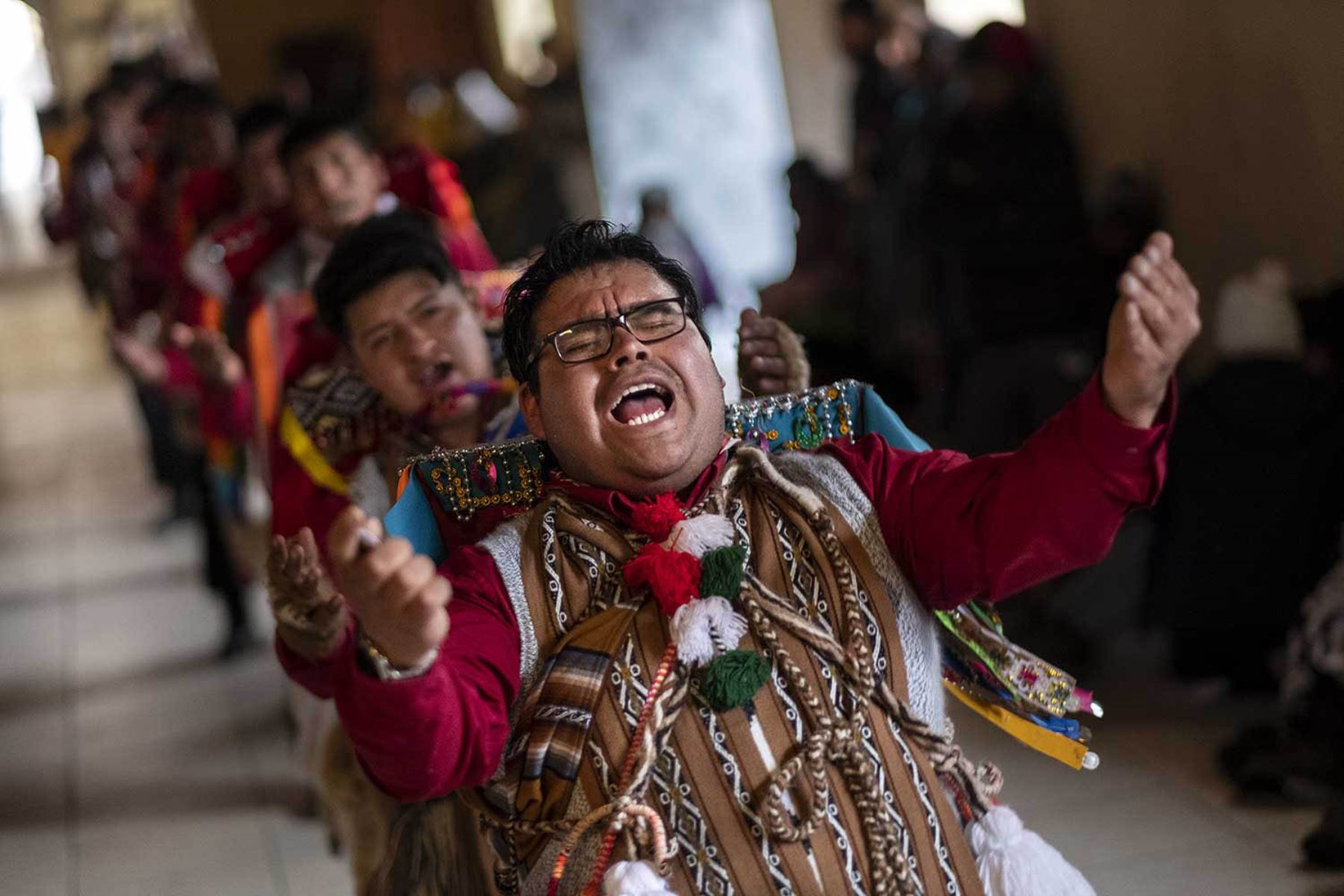 Qhapac Qollas de la nación Ocongate danzan y cantan frente al altar.Fotografía del libro, Qoyllurit