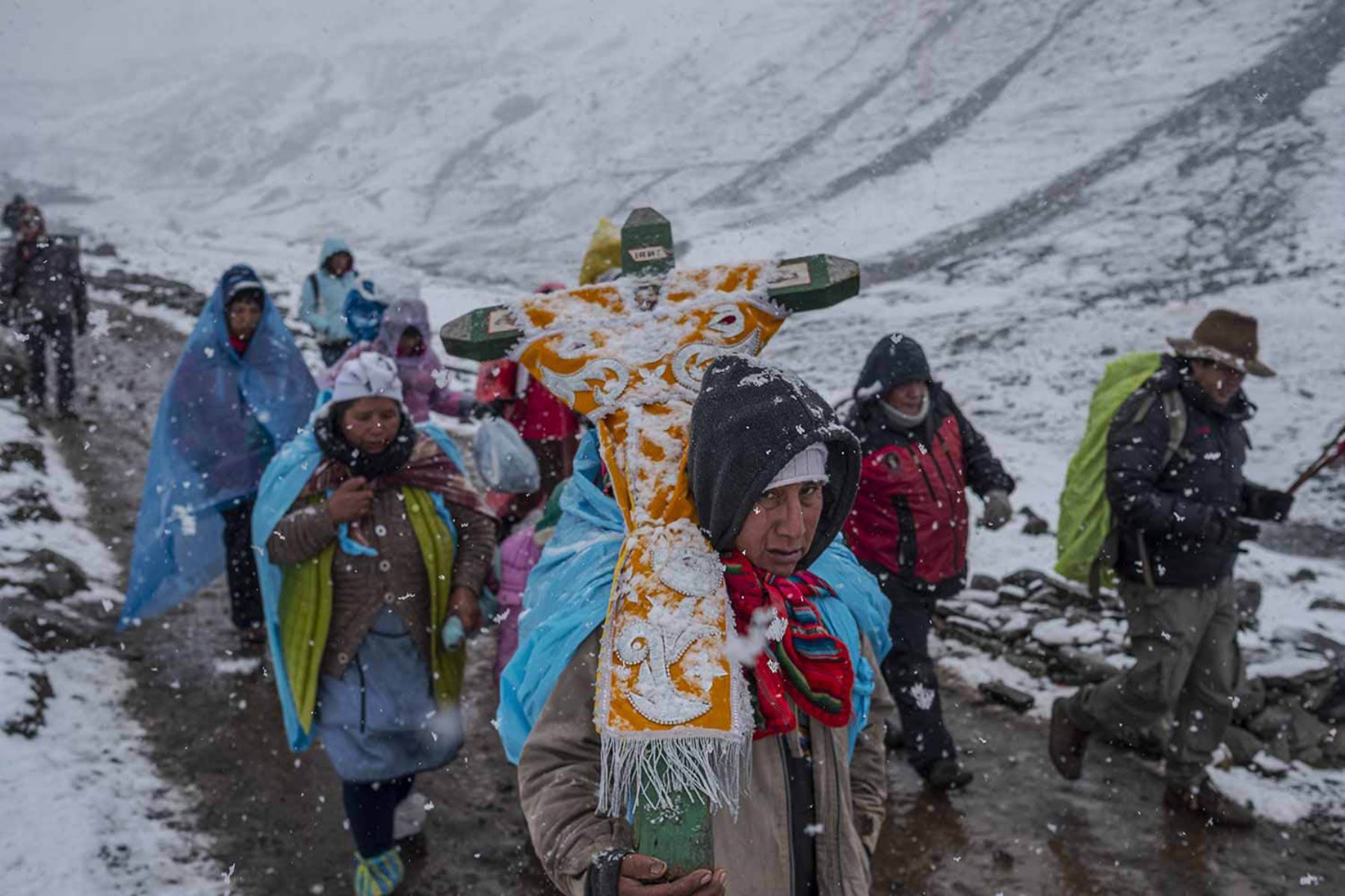 La nieve cae feroz en el Santuario pero ello no impide que los devotos continúen su peregrinaje.Fotografía del libro, Qoyllurit