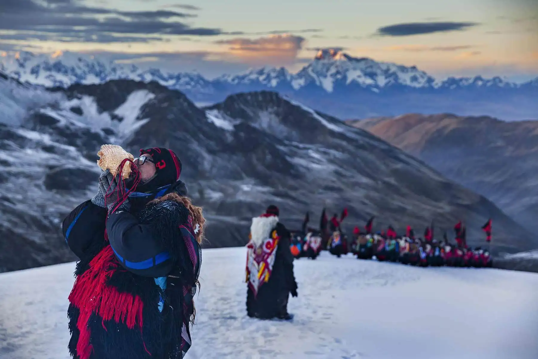 Bajo la cresta del apu Qolquepunku, Ukukus de Paucartambo reciben el amanecer. Fotografía del libro, Qoyllurit