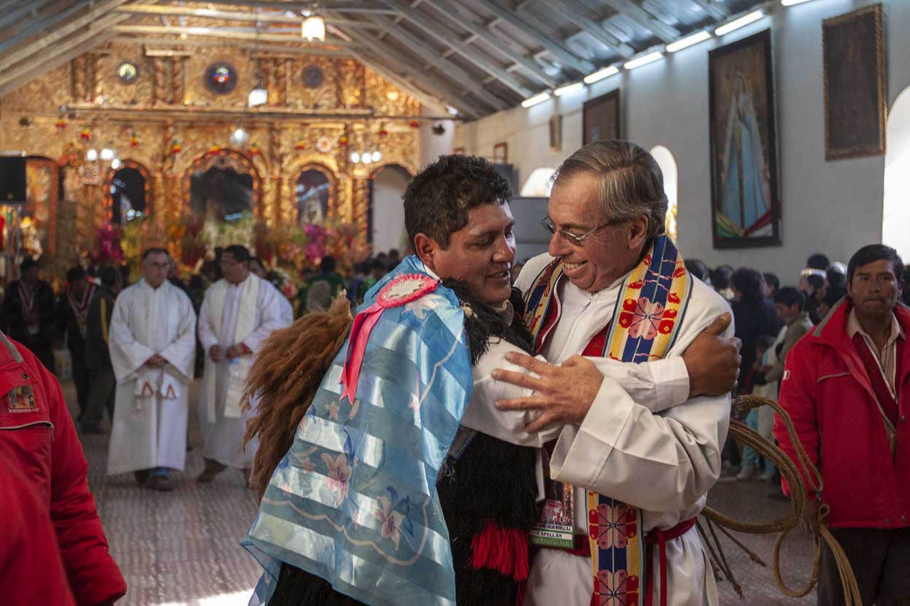 El caporal de los Ukukus y un sacerdote católico se funden en un abrazo.Fotografía del libro, Qoyllurit