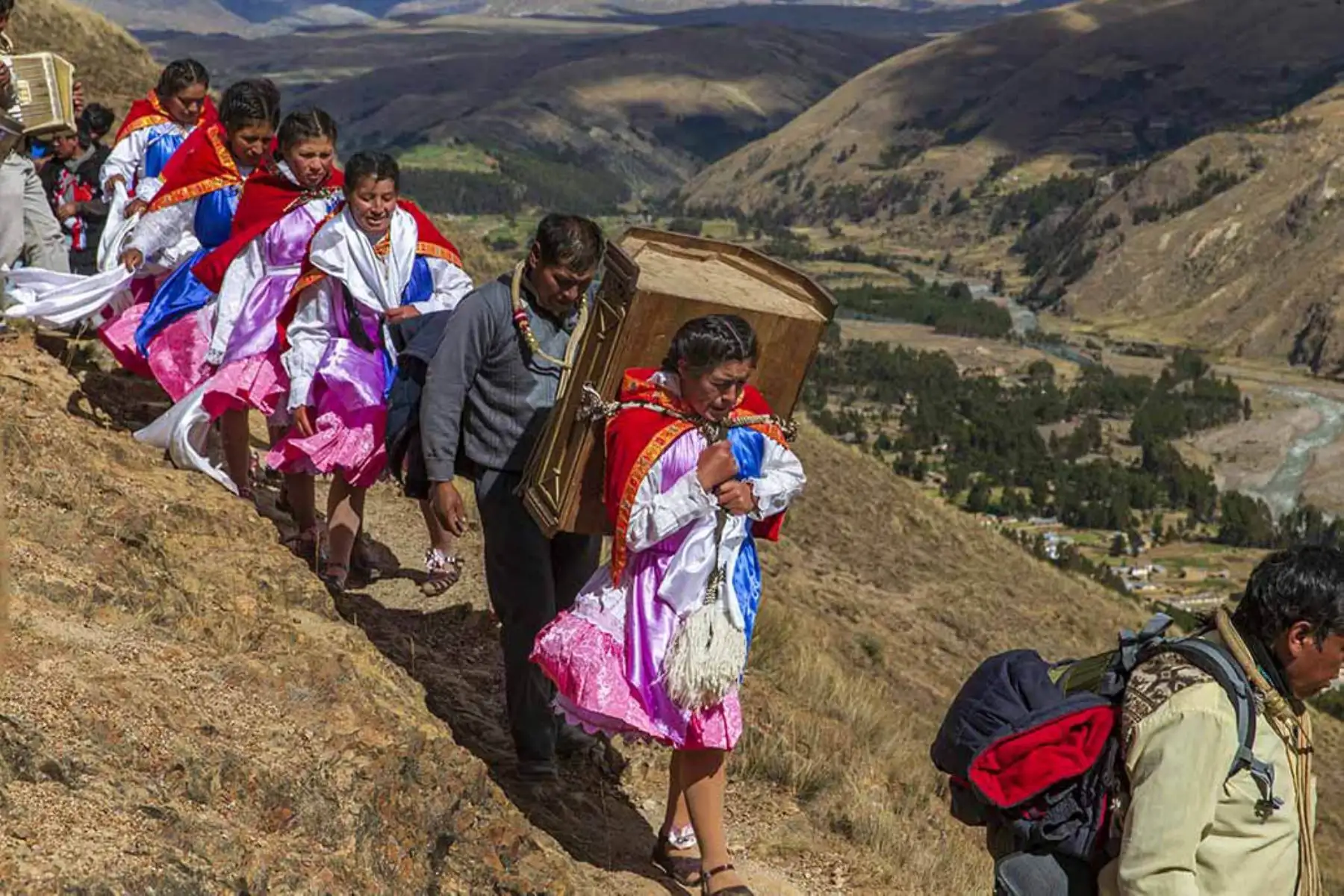 Mamawayris descienden al pueblo de Ocongate. Una de ellas lleva sobre su espalda la urna de la Virgen Dolorosa.Fotografía del libro, Qoyllurit