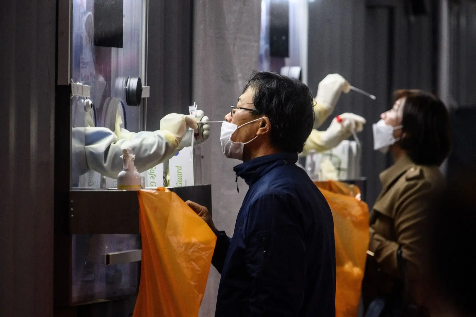 Un hombre y una mujer se someten a pruebas en un centro de pruebas de coronavirus covid-19 en Seúl.
Foto: AFP