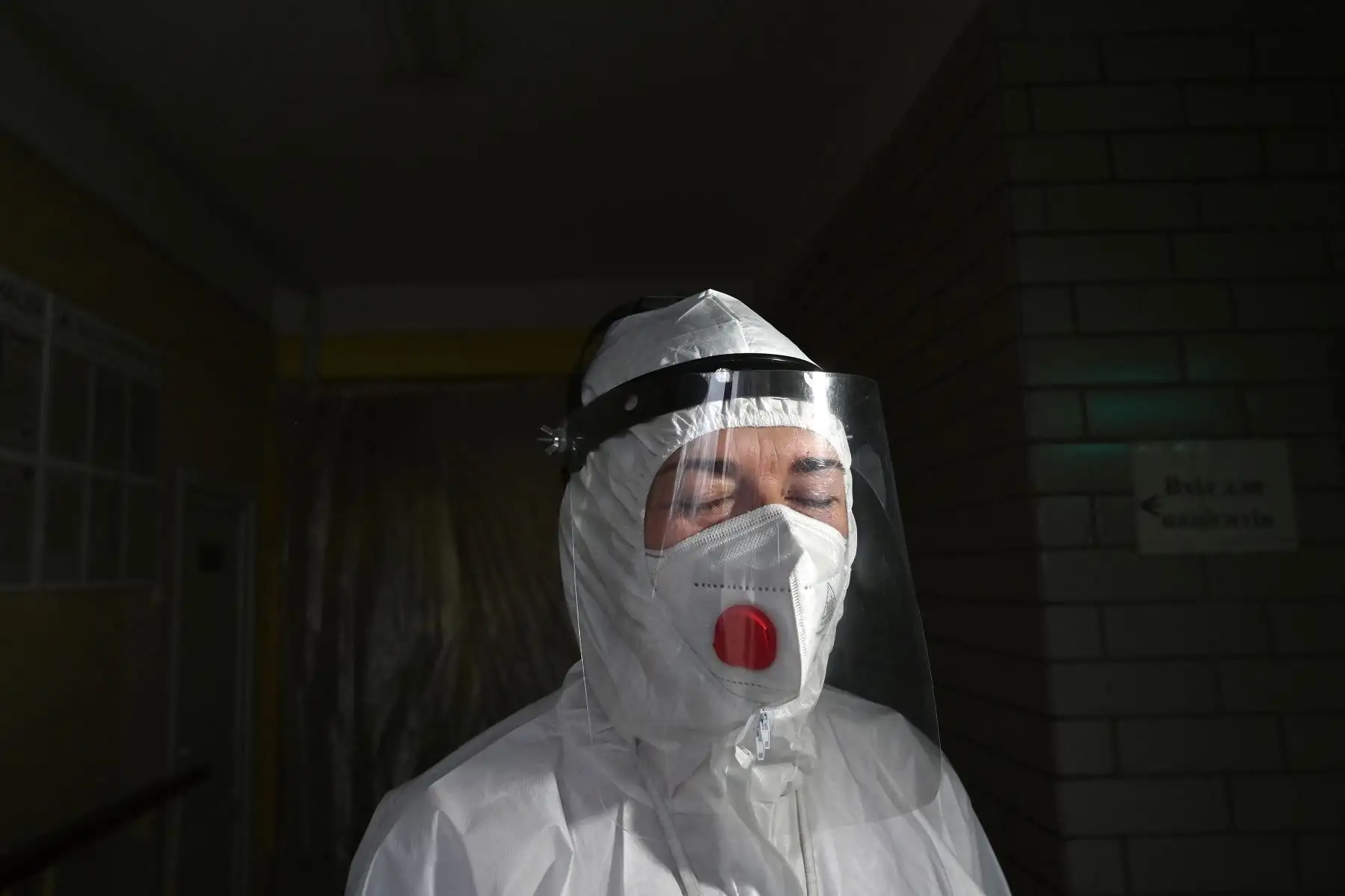 Un personal médico con equipo de protección personal sale de la unidad de cuidados intensivos en uno de los hospitales, que trata a pacientes con coronavirus covid-19 en Kiev.
Foto: AFP