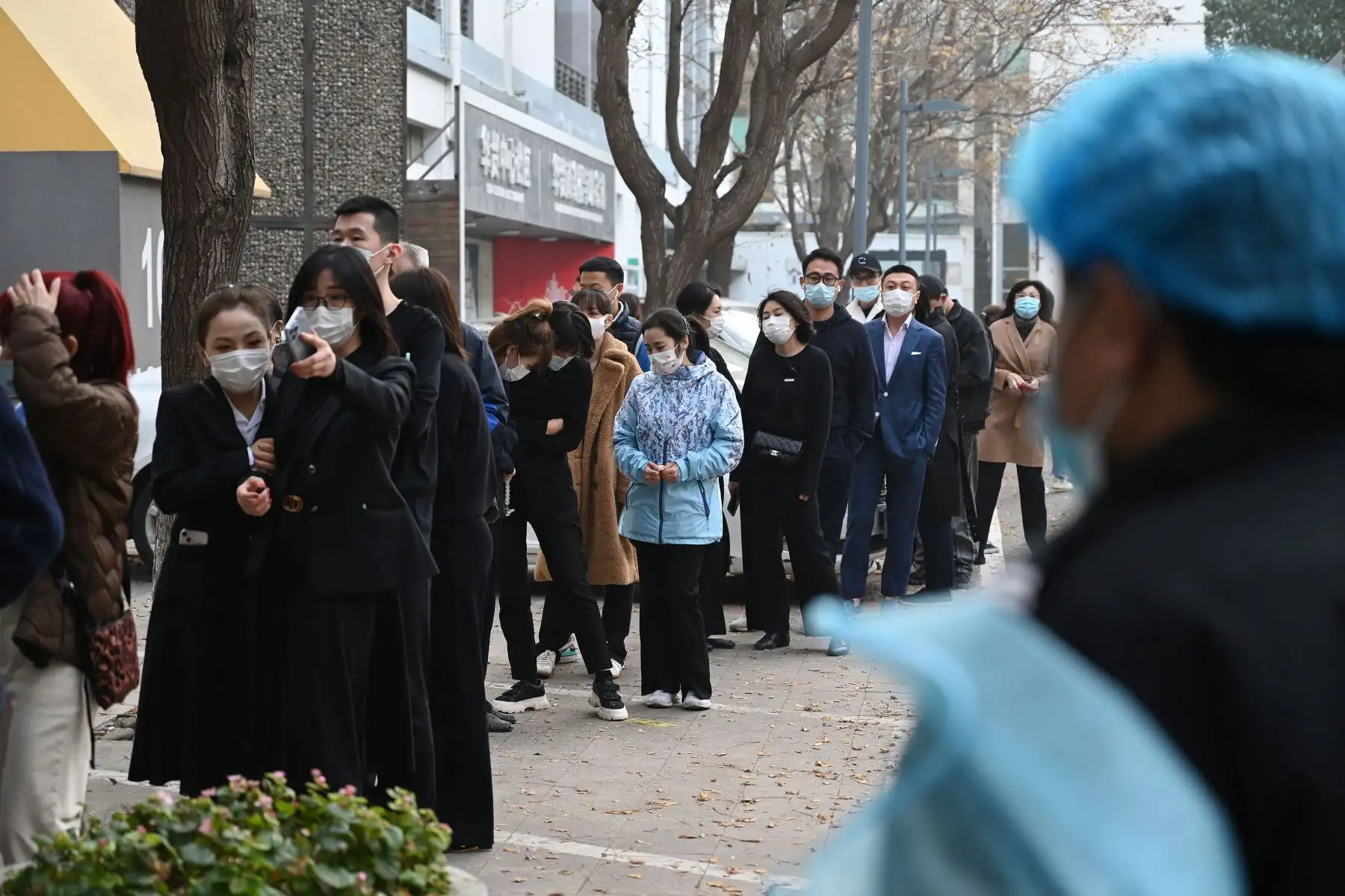 La gente hace fila para hacerse las pruebas del coronavirus Covid-19 en Beijing.
Foto: AFP