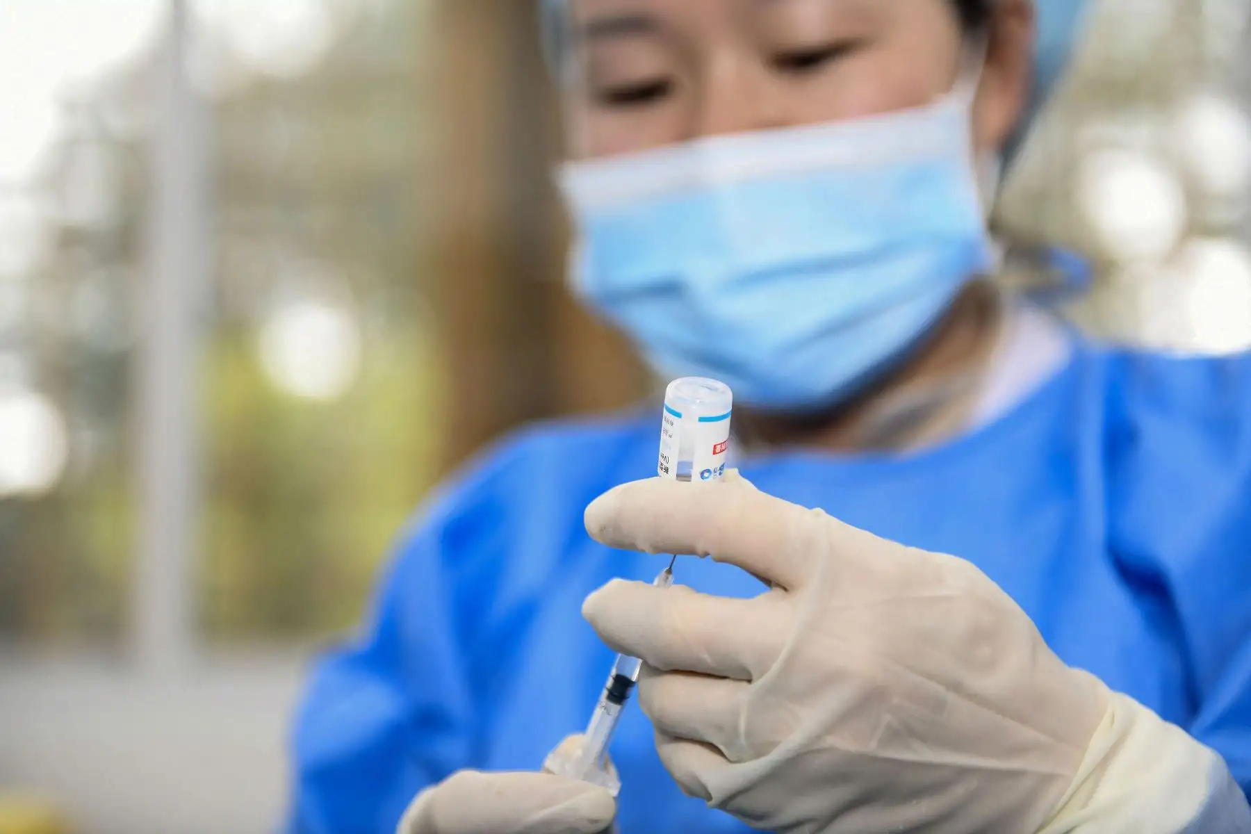 Un trabajador médico prepara una dosis de la vacuna contra el coronavirus Covid-19 en Anlong, en la provincia de Guizhou, suroeste de China, después de que la ciudad comenzara a vacunar a niños de entre 3 y 11 años.
Foto: AFP