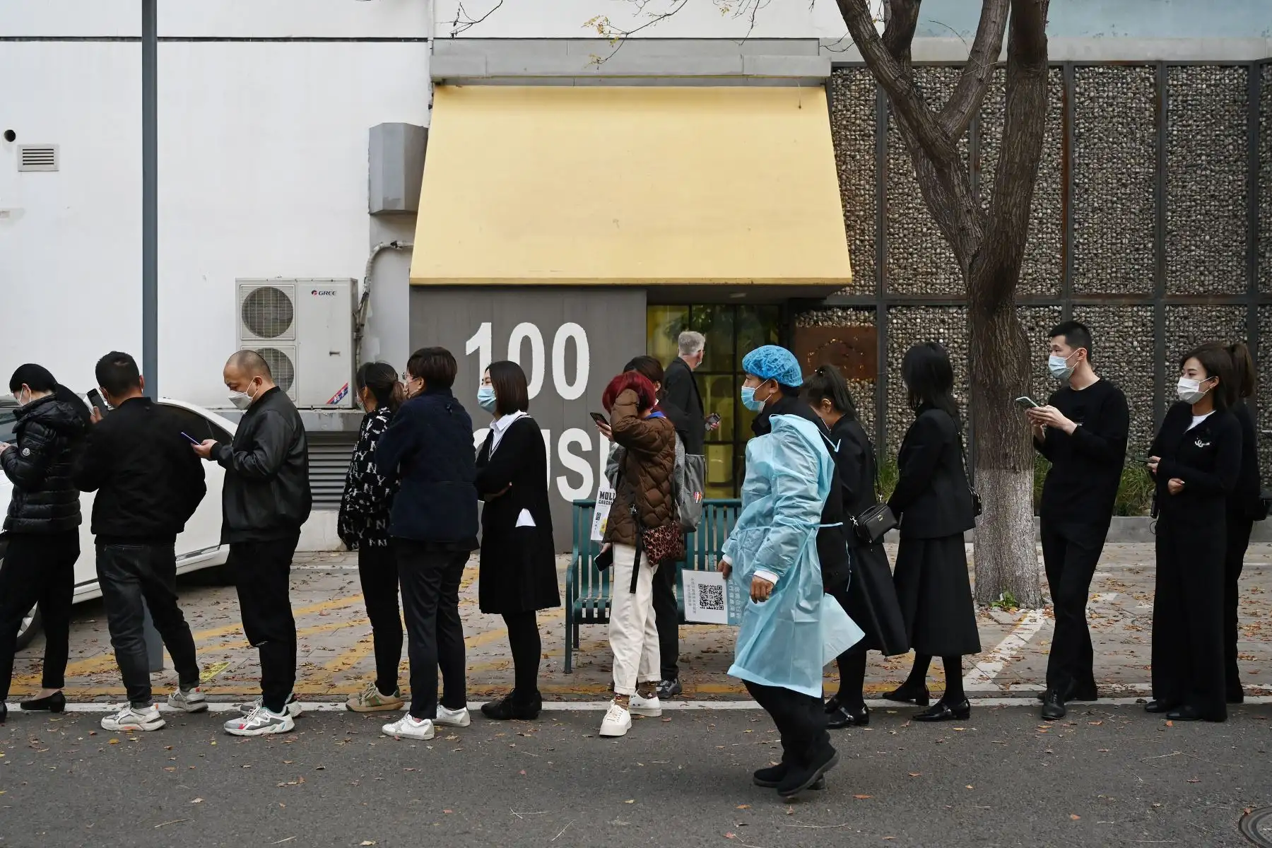 La gente hace fila para hacerse las pruebas del coronavirus covid-19 en Beijing.
Foto: AFP