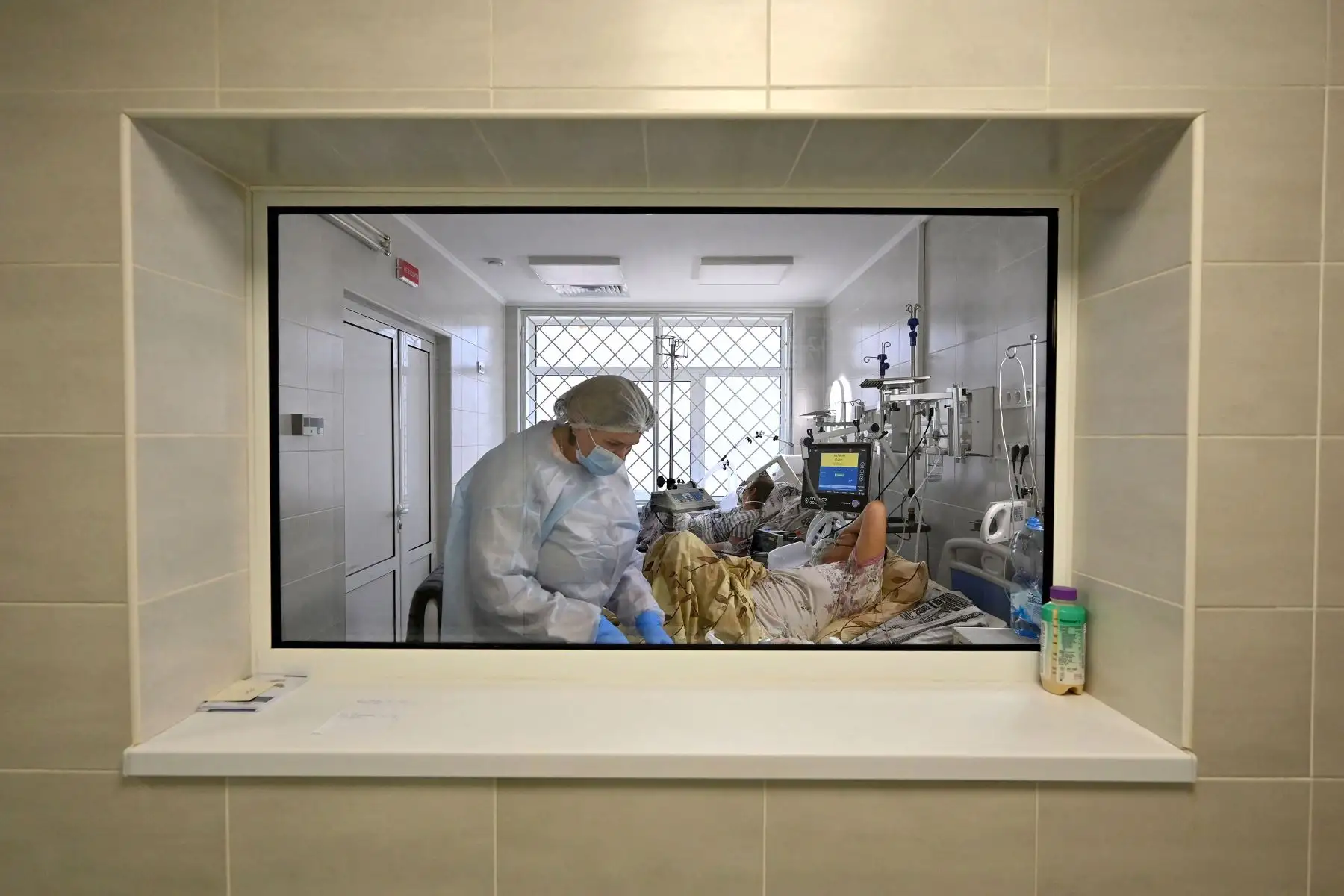 El personal médico brinda asistencia médica a un paciente con covid-19 dentro de la unidad de cuidados intensivos en un hospital que trata a pacientes con coronavirusen Kiev.
Foto: AFP