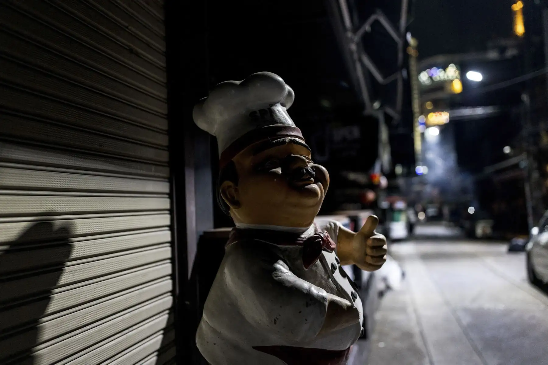 Un modelo que representa a un chef se para afuera de un restaurante cerrado a lo largo de una franja turística que alguna vez fue popular en medio de las restricciones relacionadas con el coronavirus  en Bangkok.
Foto: AFP