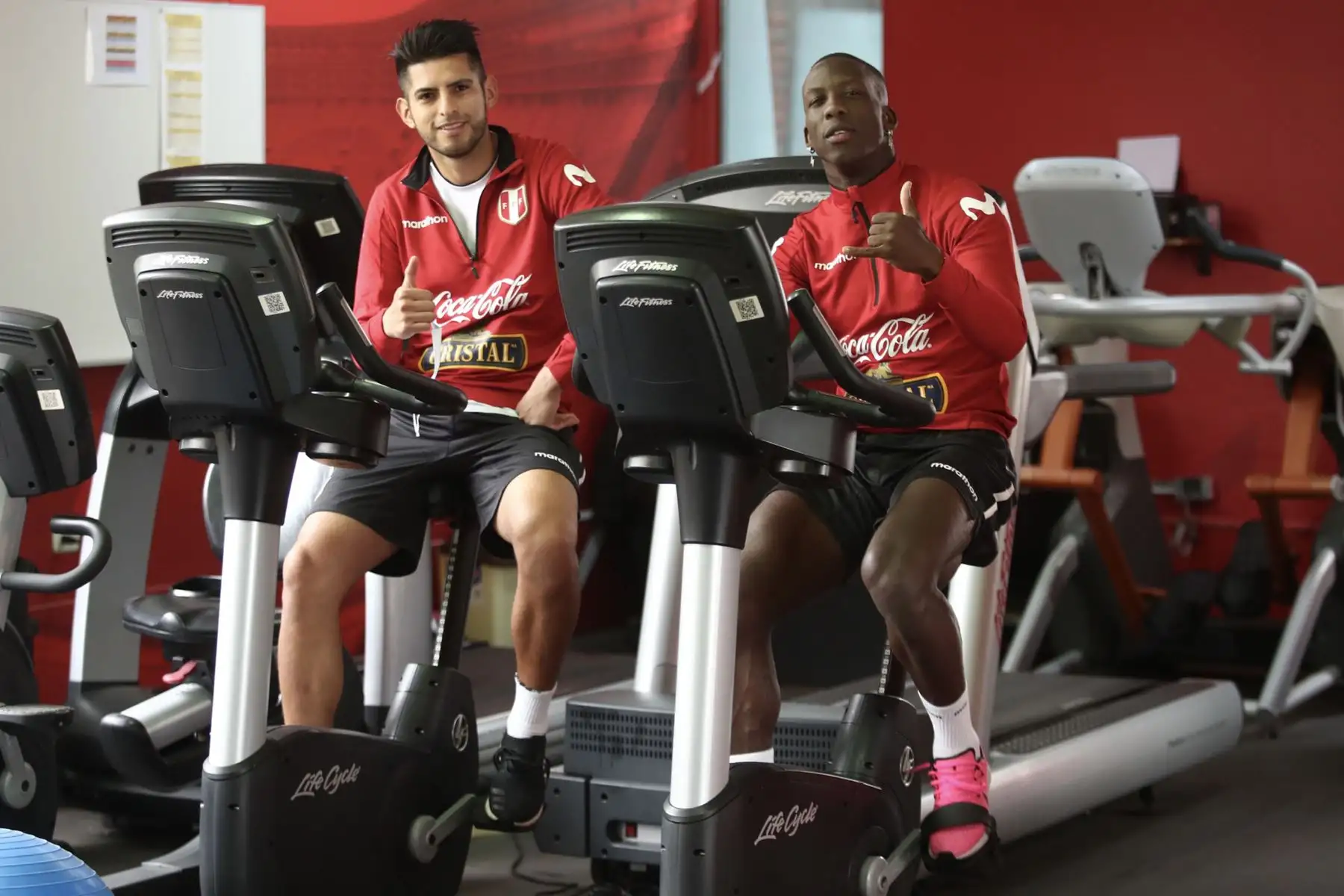 Con la presencia de 14 jugadores, la Selección Peruana completó su quinto día de entrenamientos con miras al duelo ante Bolivia en Lima.
En la imagen Carlos Zambrano y Luis Advíncula.
Foto: Selección Peruana