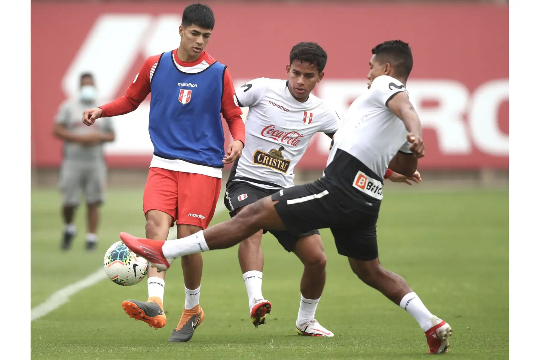Con la presencia de 14 jugadores, la Selección Peruana completó su quinto día de entrenamientos con miras al duelo ante Bolivia en Lima.
En la imagen Raziel García y Jhilmar Lora.
Foto: Selección Peruana