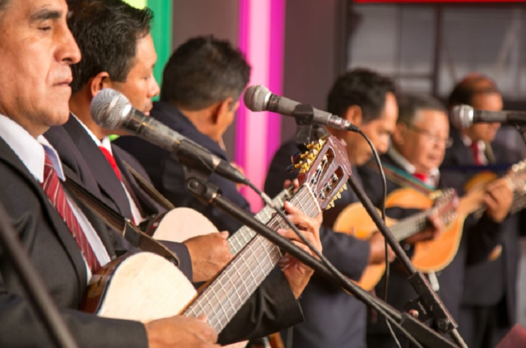 En el Día de la Canción Ayacuchana se desarrolla el VII Congreso Nacional e Internacional de la Música Ayacuchana, en las instalaciones del colegio Mariscal Cáceres de la ciudad de Huamanga, con la participación de grandes exponentes de este arte.