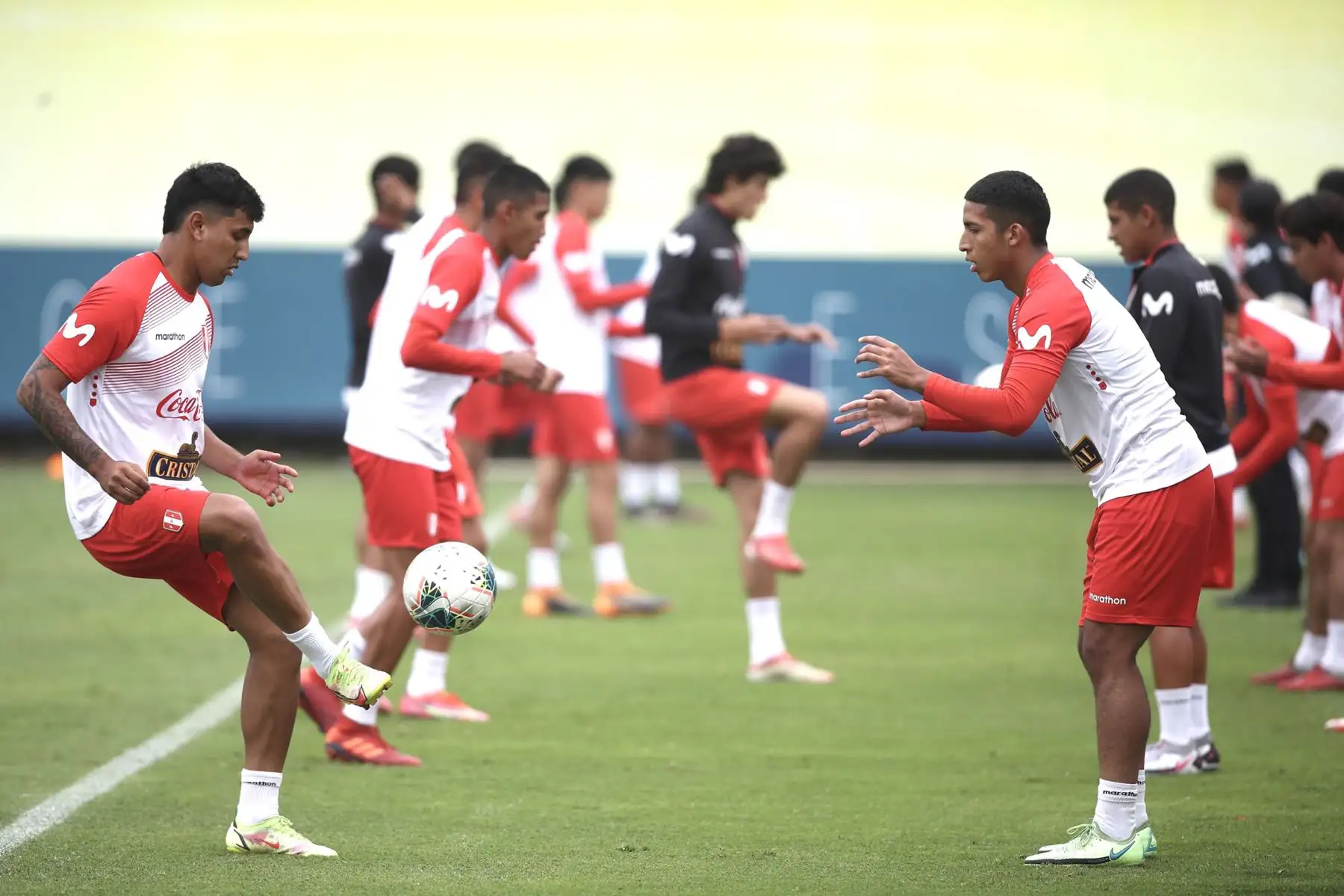 Con la presencia de 14 jugadores, la Selección Peruana completó su quinto día de entrenamientos con miras al duelo ante Bolivia en Lima.
Foto: Selección Peruana