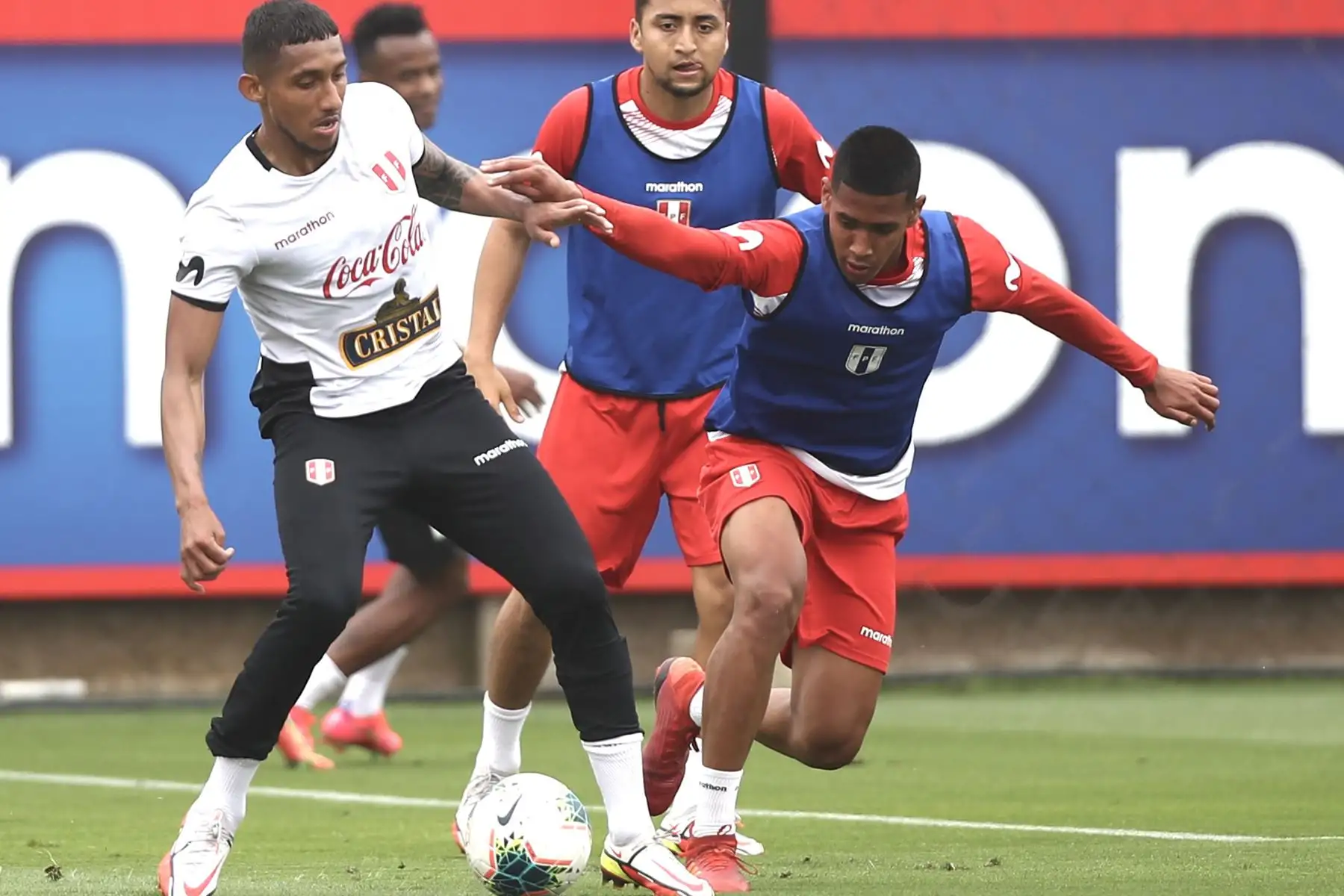 Con la presencia de 14 jugadores, la Selección Peruana completó su quinto día de entrenamientos con miras al duelo ante Bolivia en Lima.
En la imagen Christofer Gonzáles.
Foto: Selección Peruana