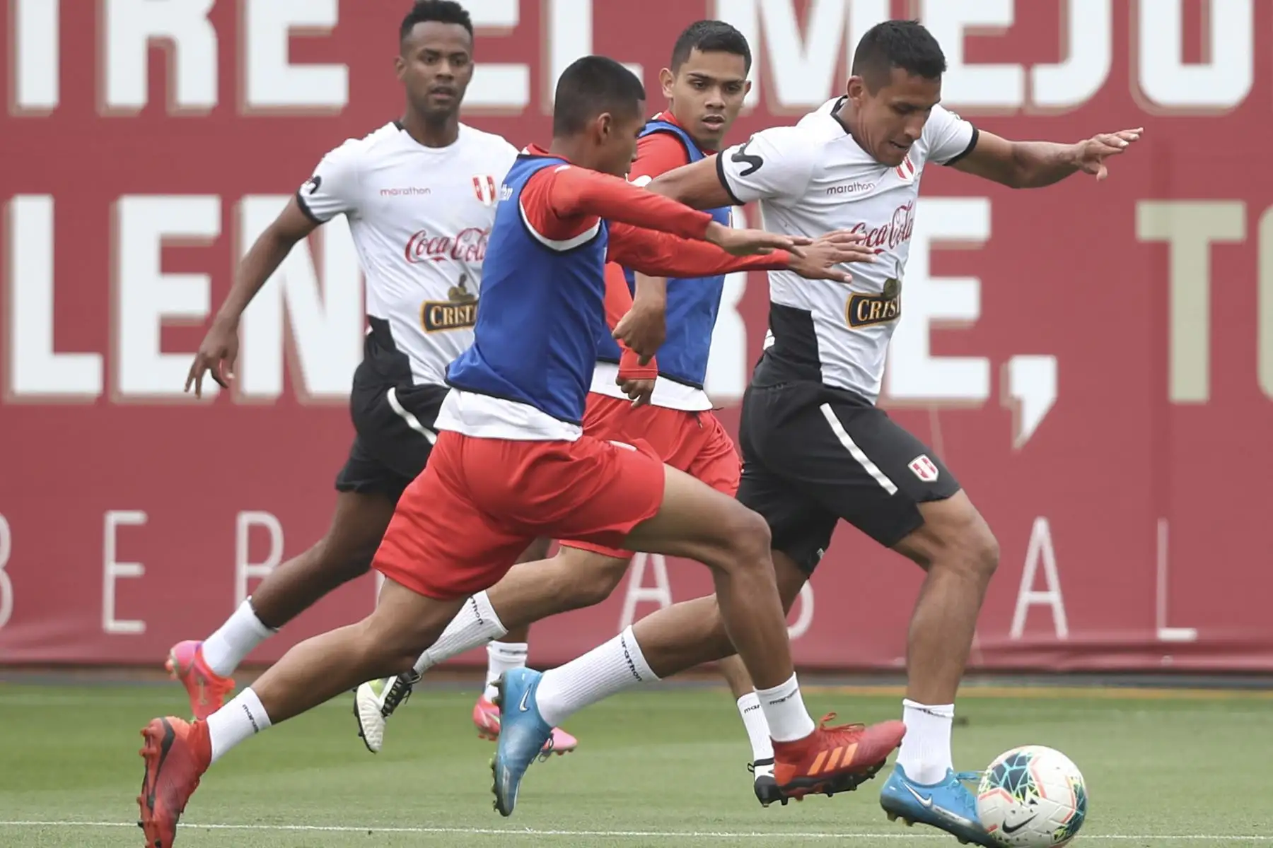 Con la presencia de 14 jugadores, la Selección Peruana completó su quinto día de entrenamientos con miras al duelo ante Bolivia en Lima.
Foto: Selección Peruana