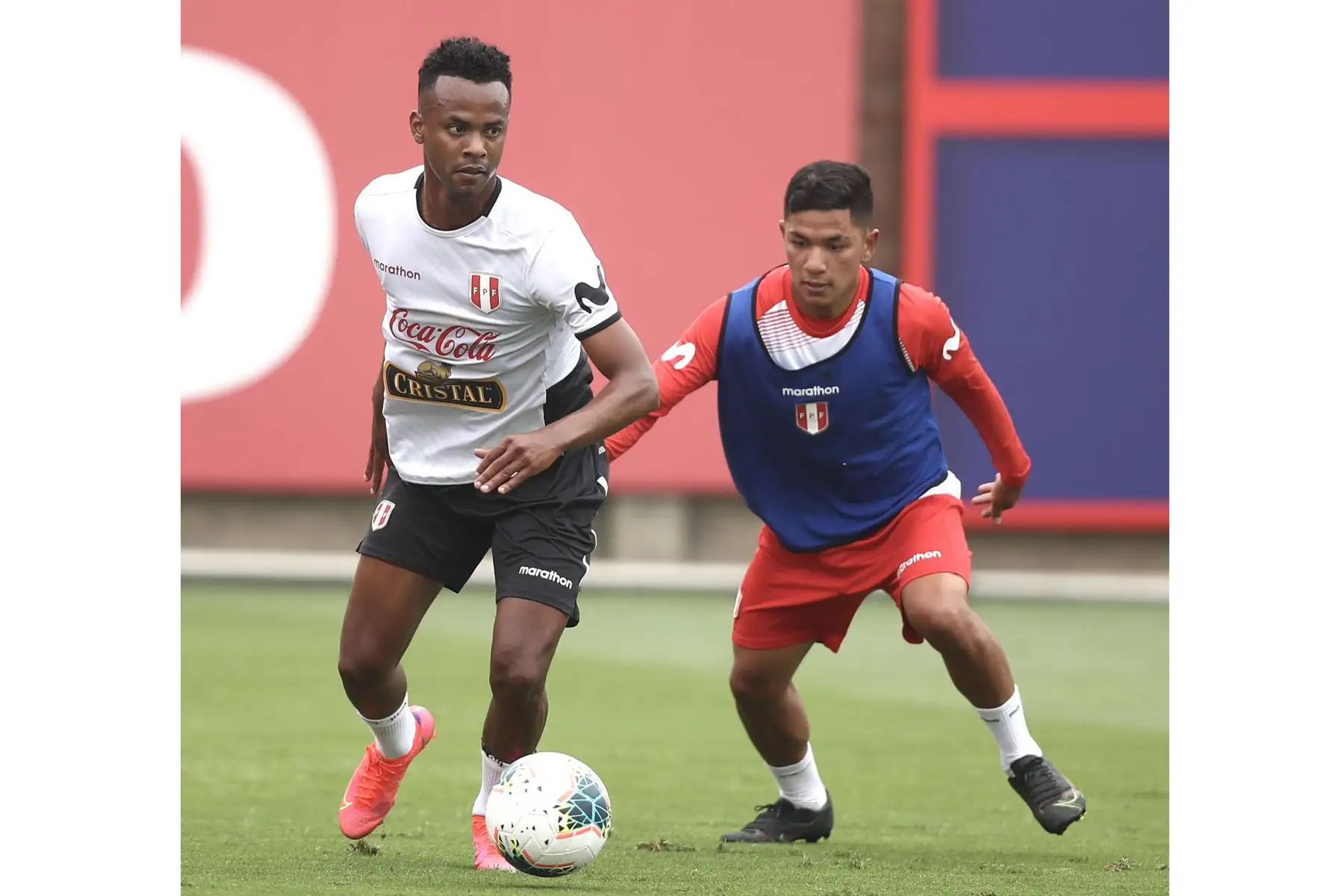 Con la presencia de 14 jugadores, la Selección Peruana completó su quinto día de entrenamientos con miras al duelo ante Bolivia en Lima.
Foto: Selección Peruana