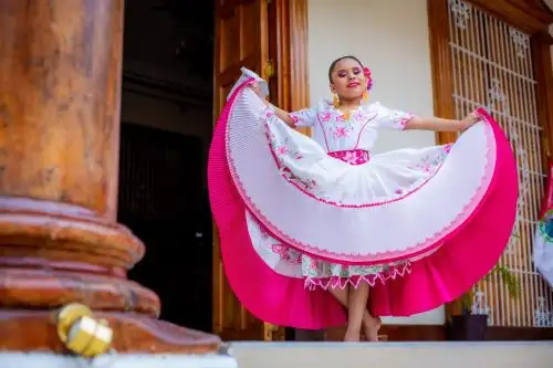 Pequeña reina del Festival Nacional Estudiantil de Marinera que se realizará en Trujillo. Foto: Vanessa Graos.