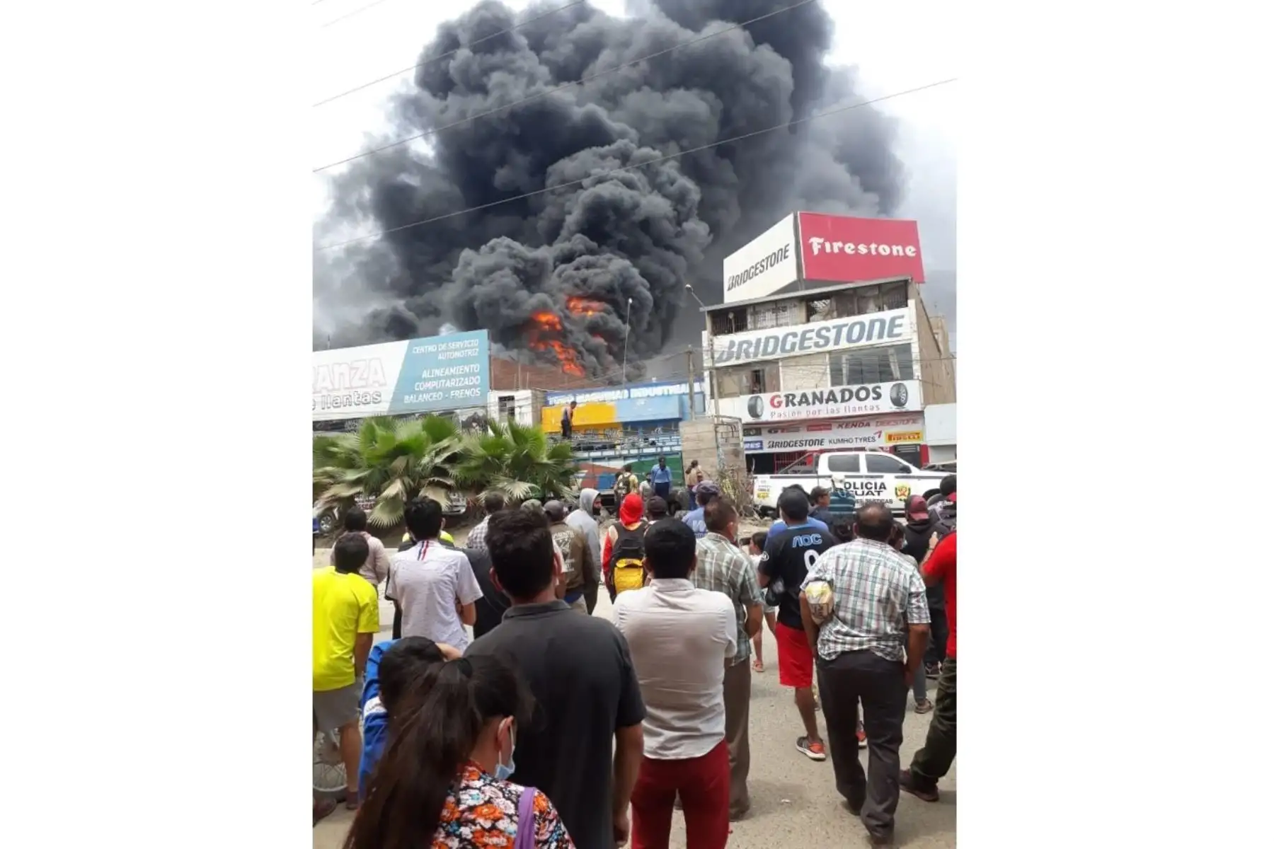 Incendio en almacén de neumáticos en Chiclayo fue controlado gracias al trabajo de bomberos y policías. Foto: ANDINA/difusión.