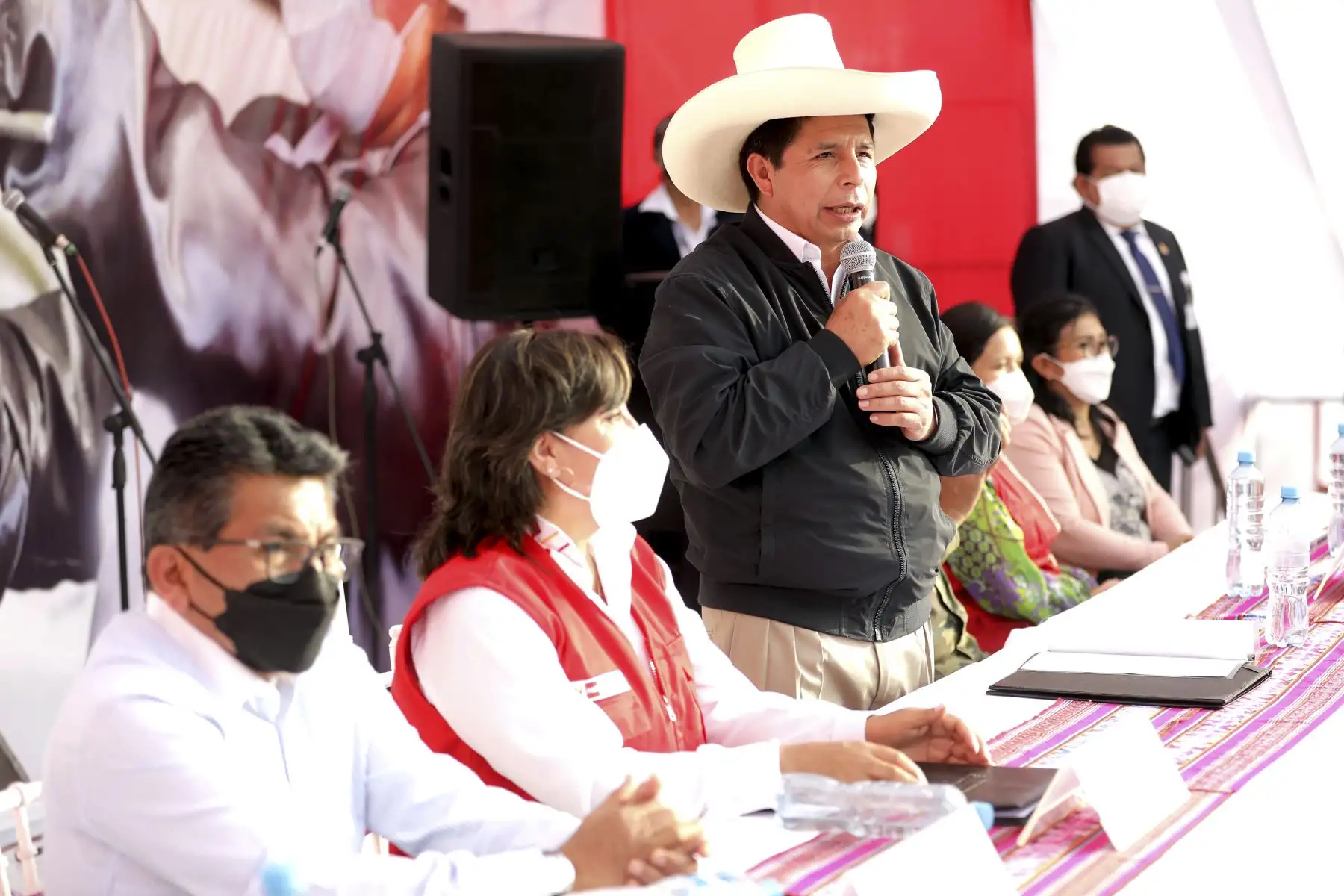 El presidente Pedro Castillo junto a titular del MIDIS, Dina Boluarte, participaron en el lanzamiento del Registro Único Nacional de Ollas Comunes en San Juan de Lurigancho. Foto: ANDINA/Prensa Presidencia